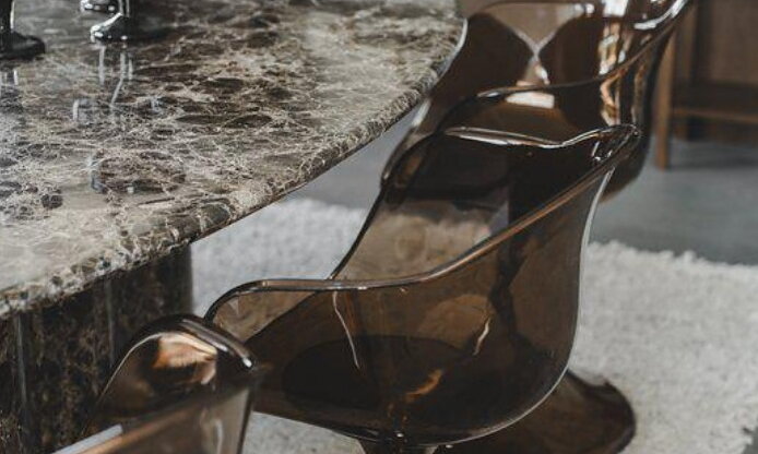 Gloss matstol i transparent brun