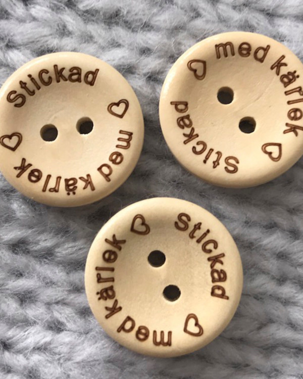Träknapp Stickad med kärlek 20 mm ljust trä
