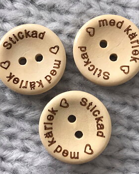 Träknapp Stickad med kärlek 20 mm ljust trä