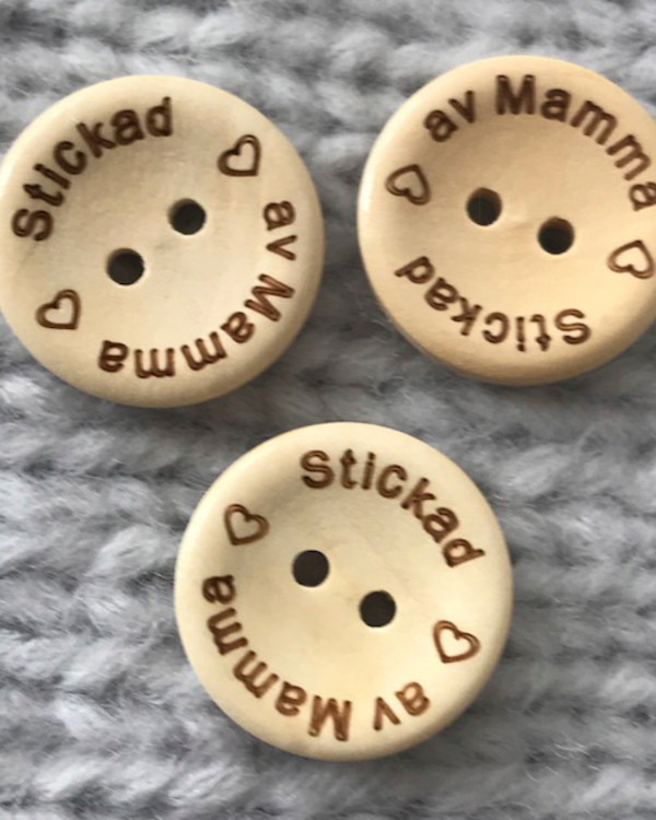 Träknapp Stickad av mamma 20 mm ljust trä