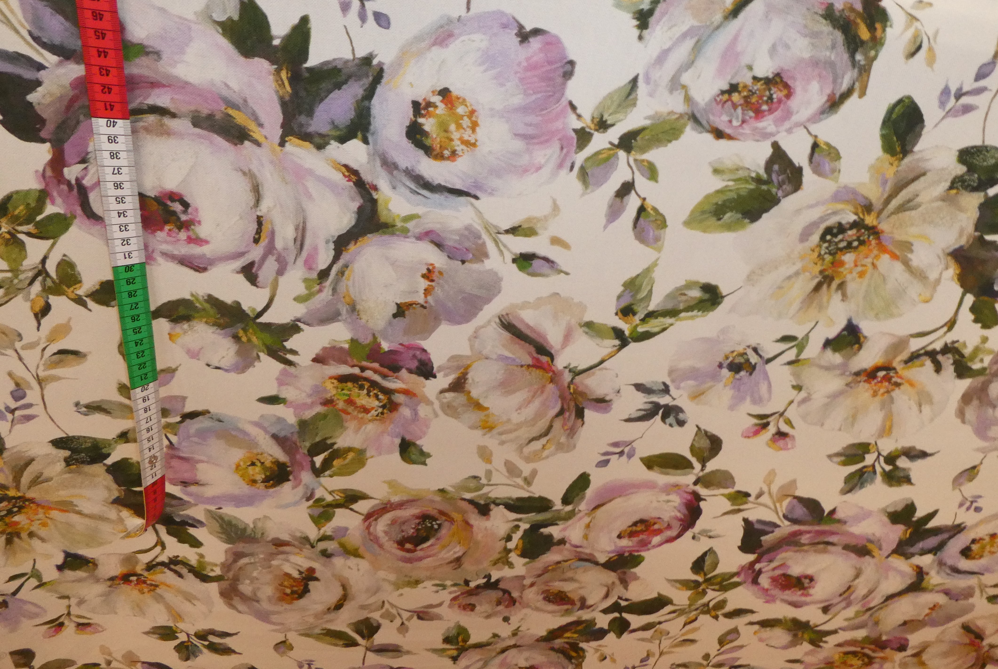 Flowless möbeltyg på ljus botten med blommor i rosa ,gula och gröna toner