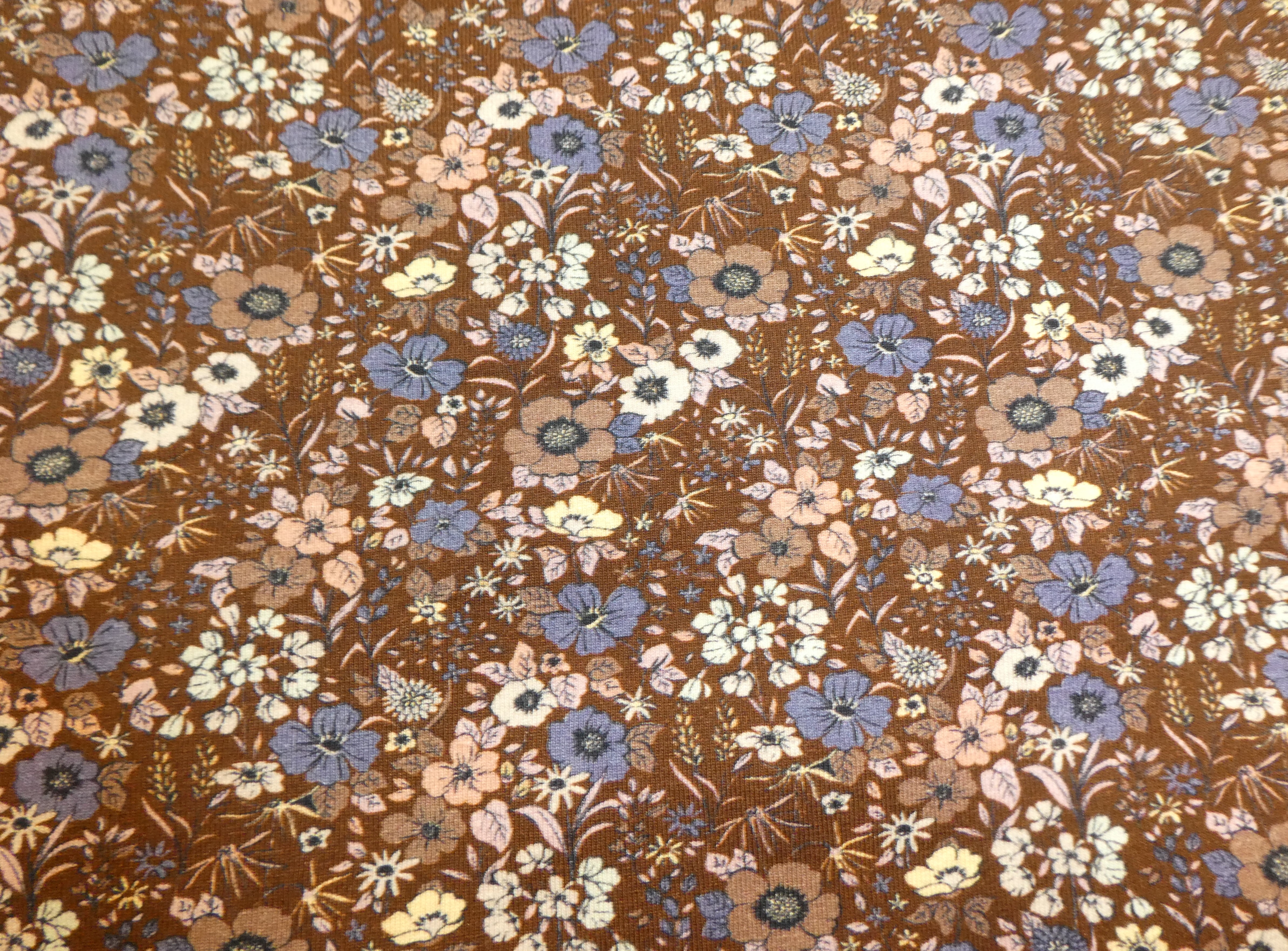brun botten med blommor i duvblå ,beiga och bruna toner