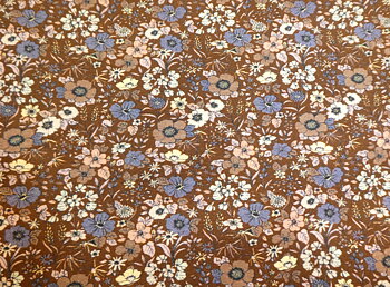 brun botten med blommor i duvblå ,beiga och bruna toner