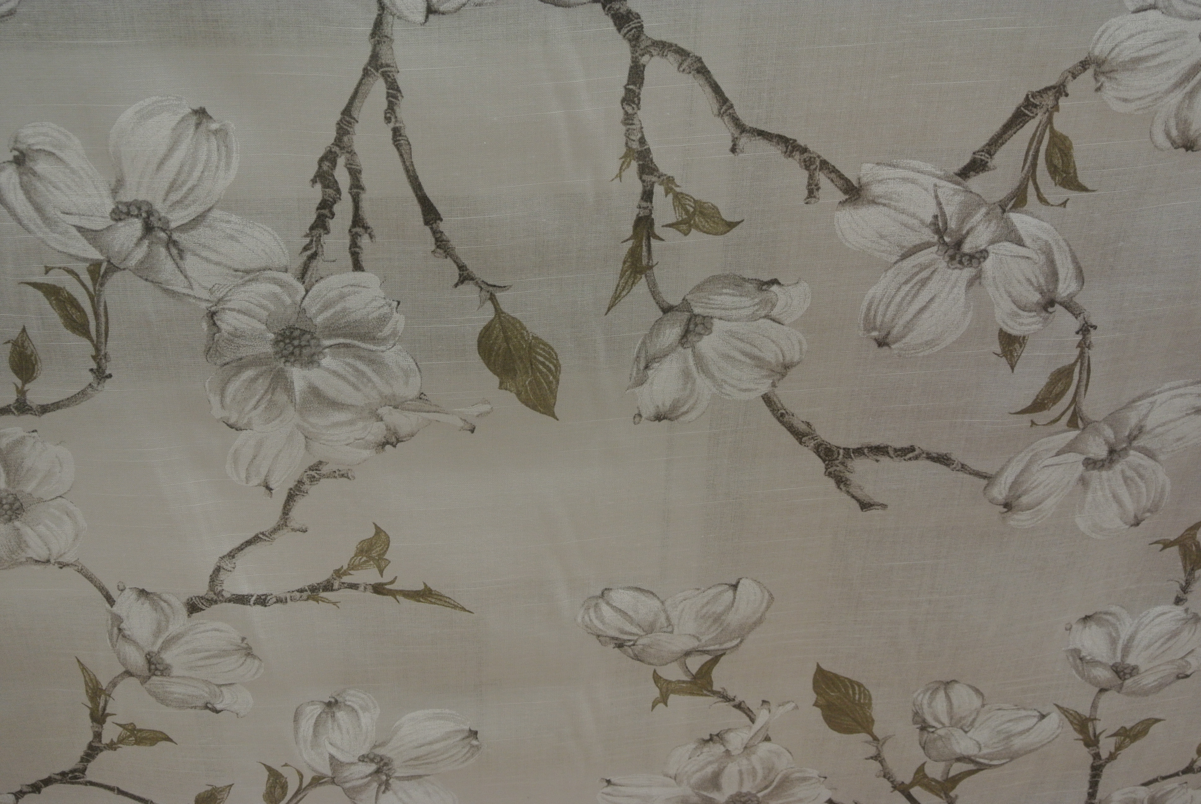 vit botten med tryckta blommor i beig toner