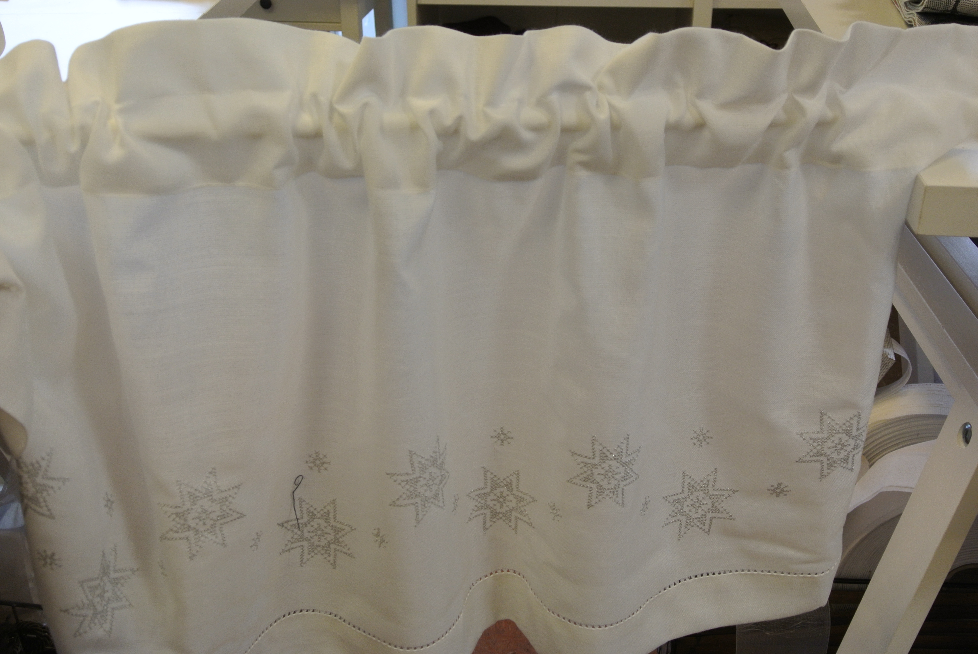 ljus botten med broderade silver flinger