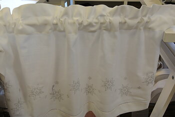 ljus botten med broderade silver flinger