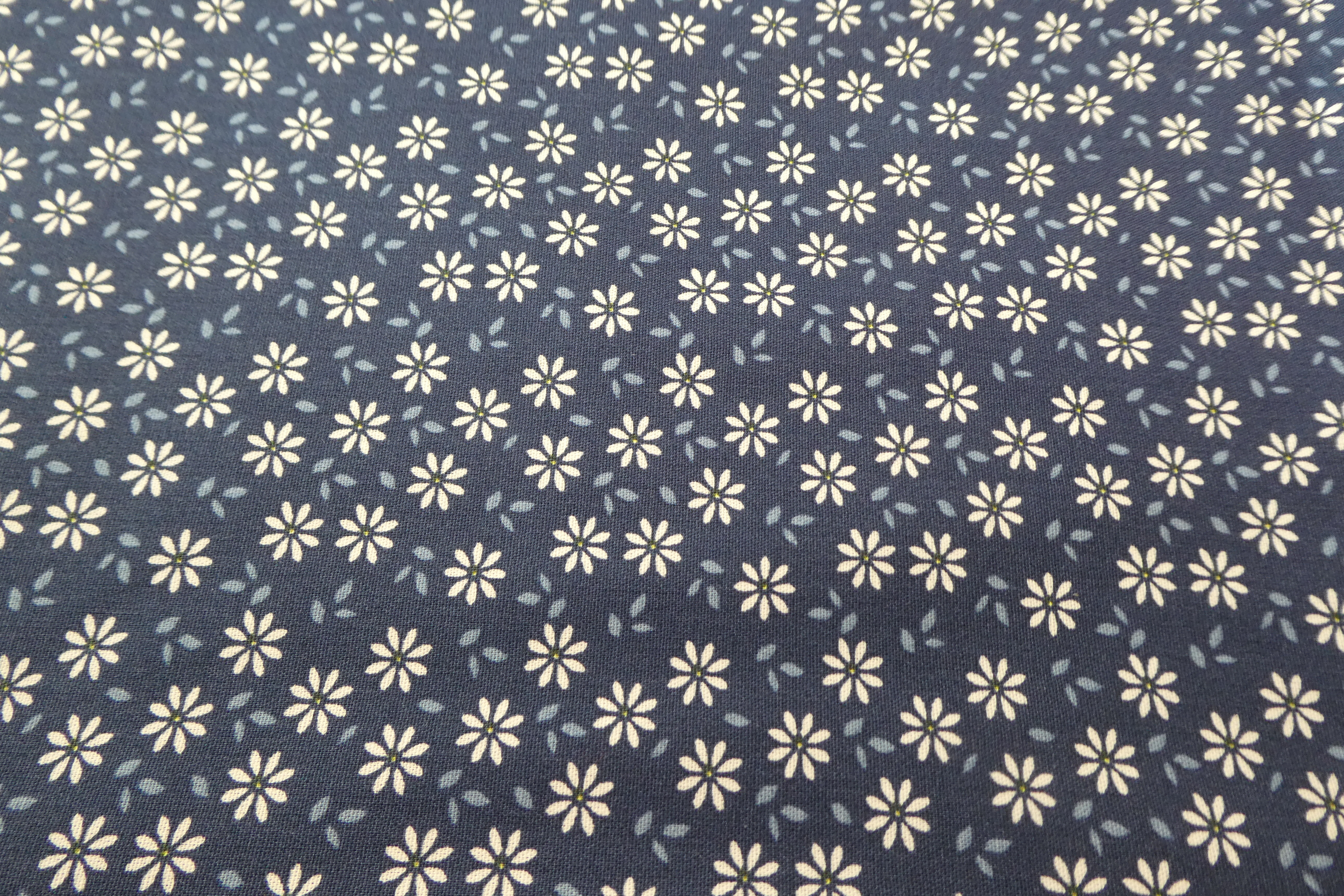 blå botten med vita blommor