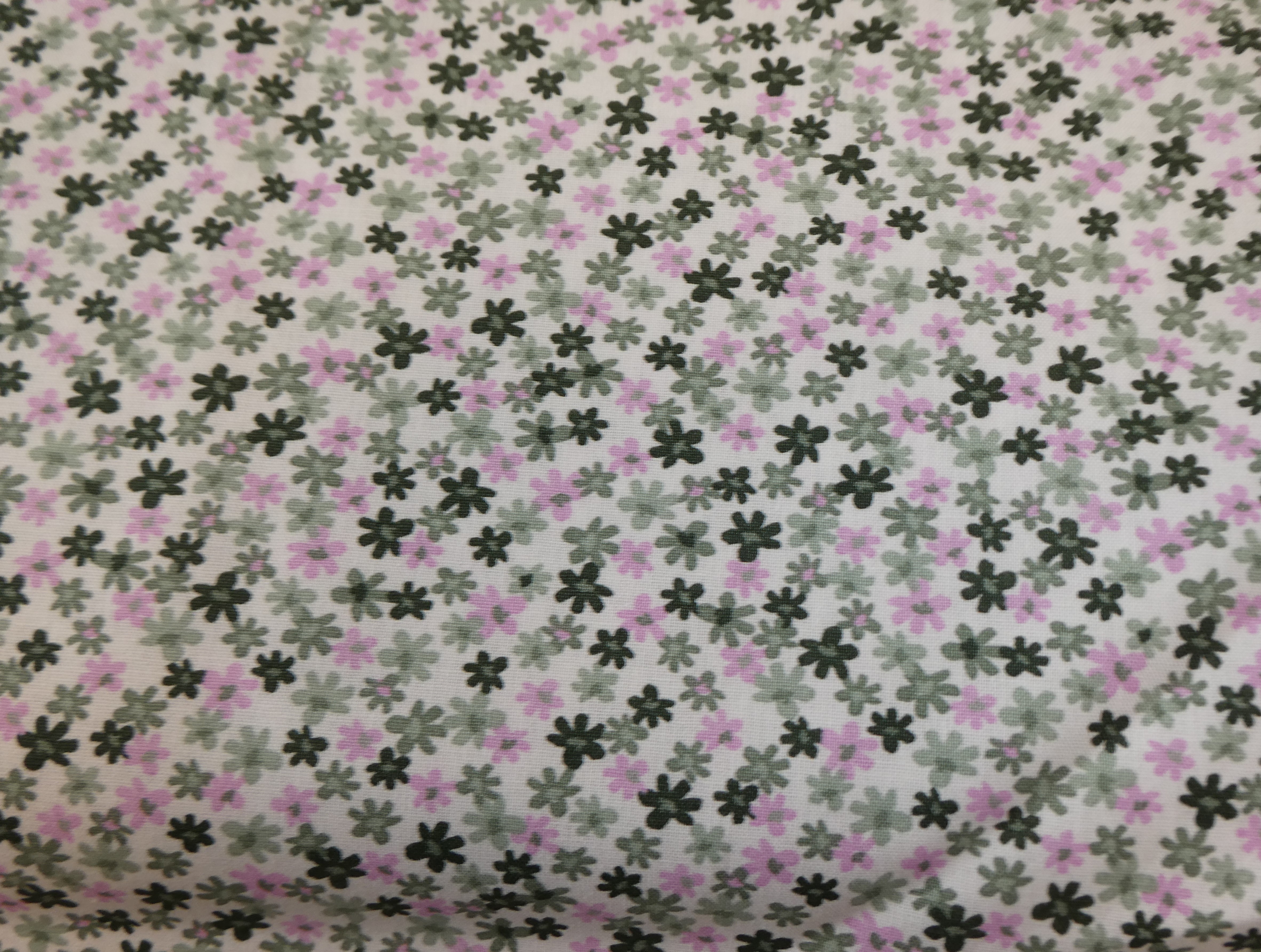ljus botten med små blommor i rosa och geönt