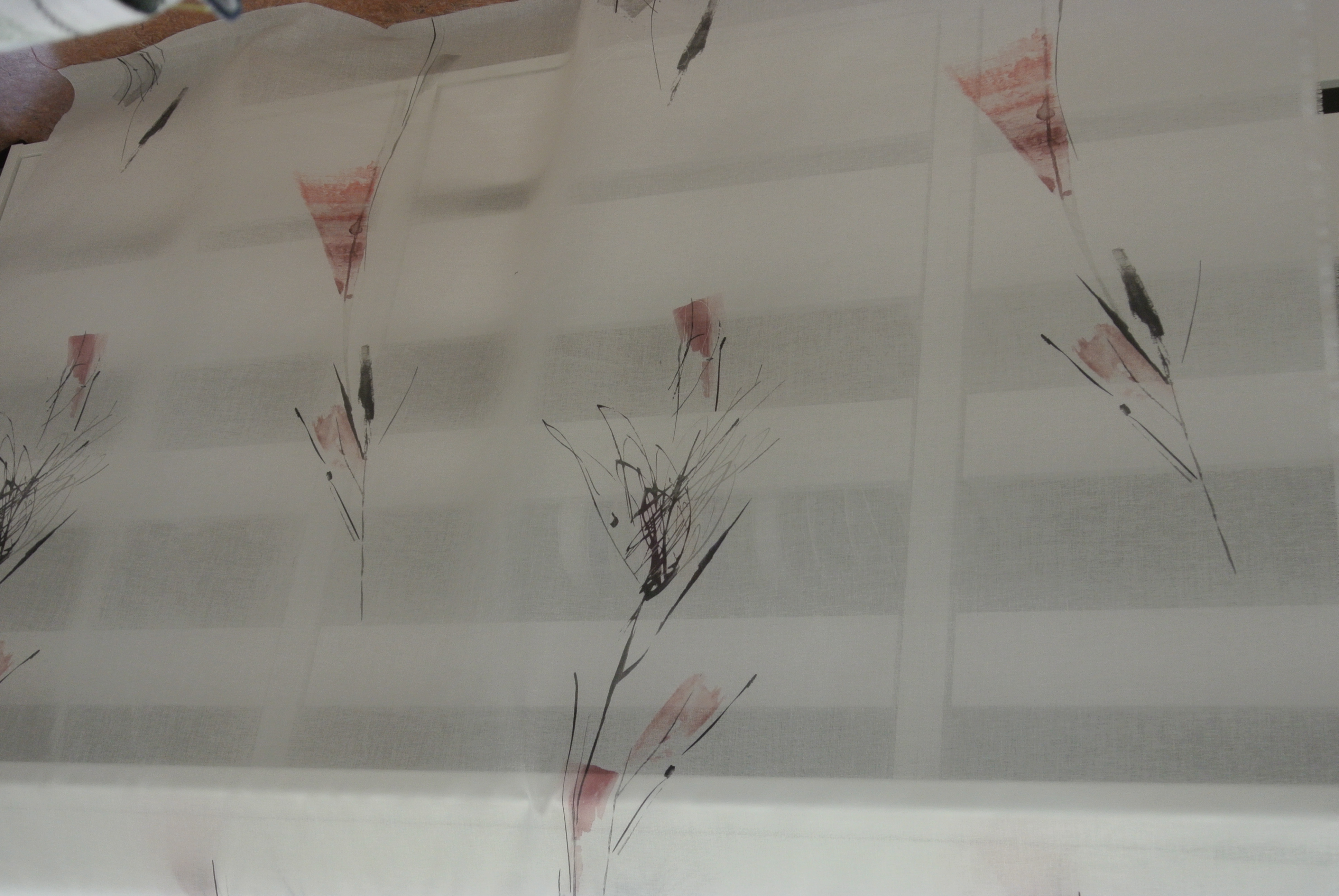 ljus botten med blommor i rosa toner