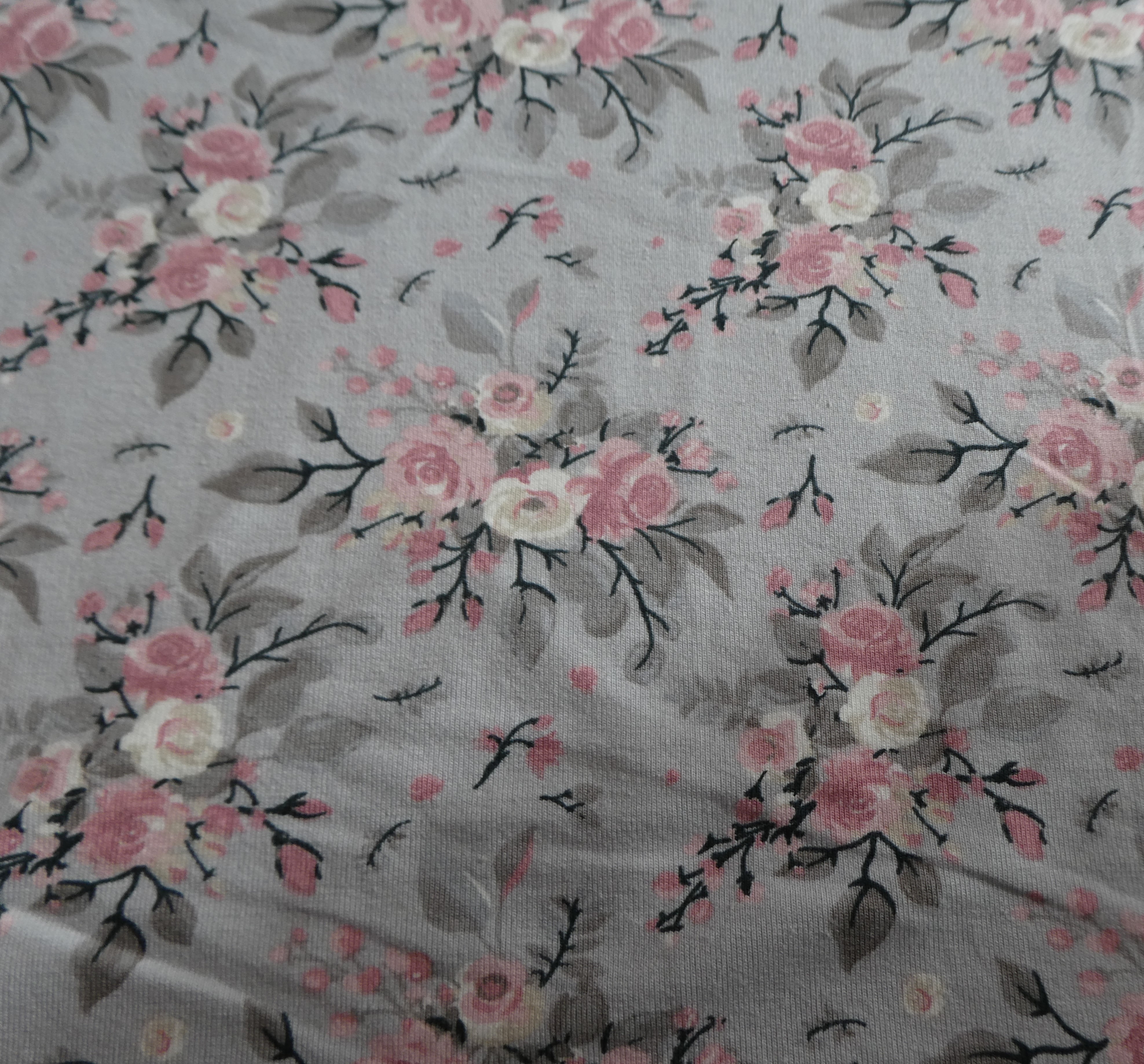 ljus grå botten med blommor i rosa toner