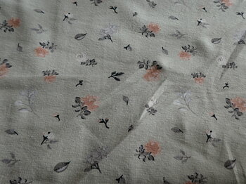 blekgrön botten med små blommor i rosa,grå och vita toner