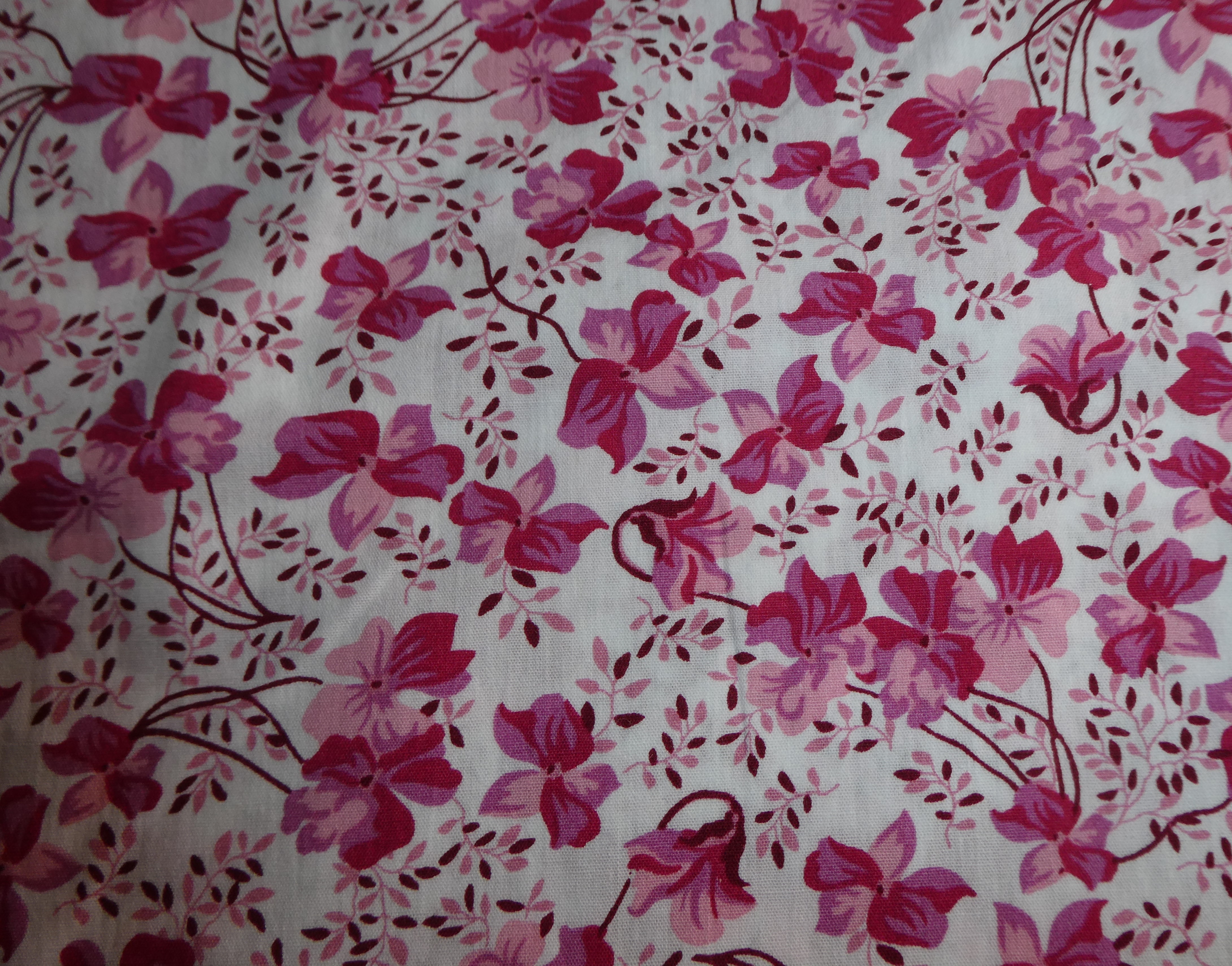 ljus botten med blommor i rosa och ceric