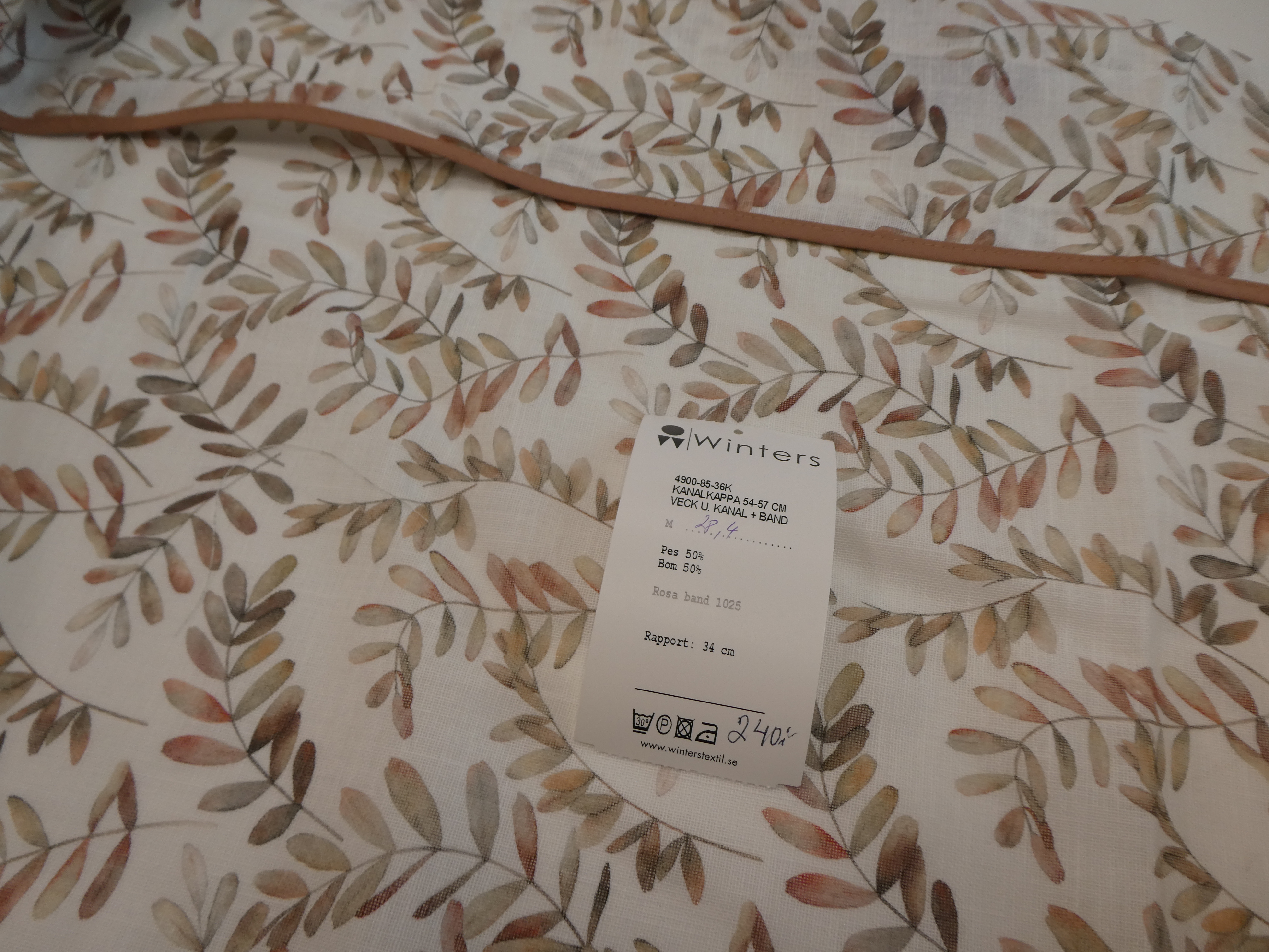 Medina kappa på ljus botten med mönster i rosa toner - 2