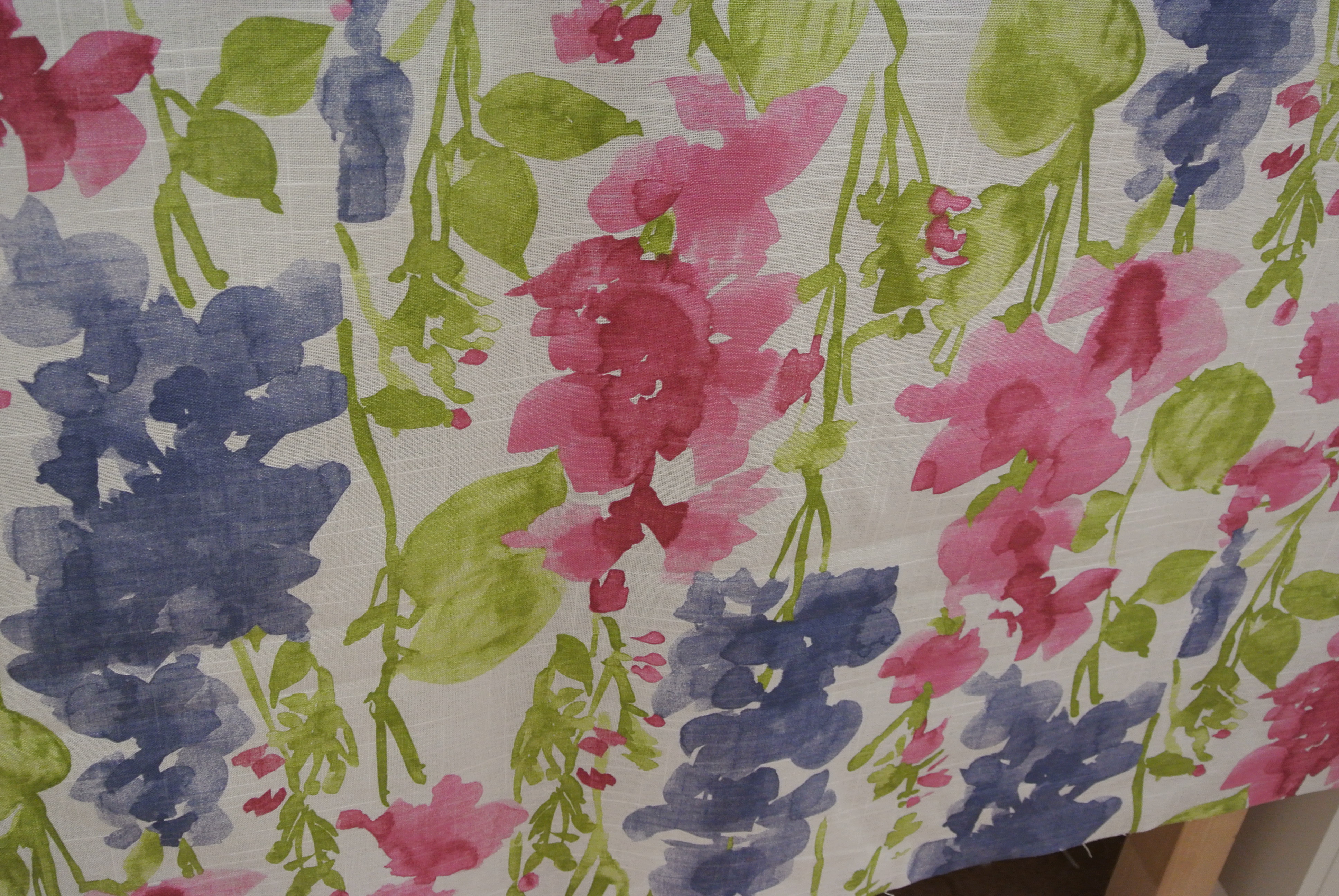 ljus botten med blommor i rosa,blått och grönt