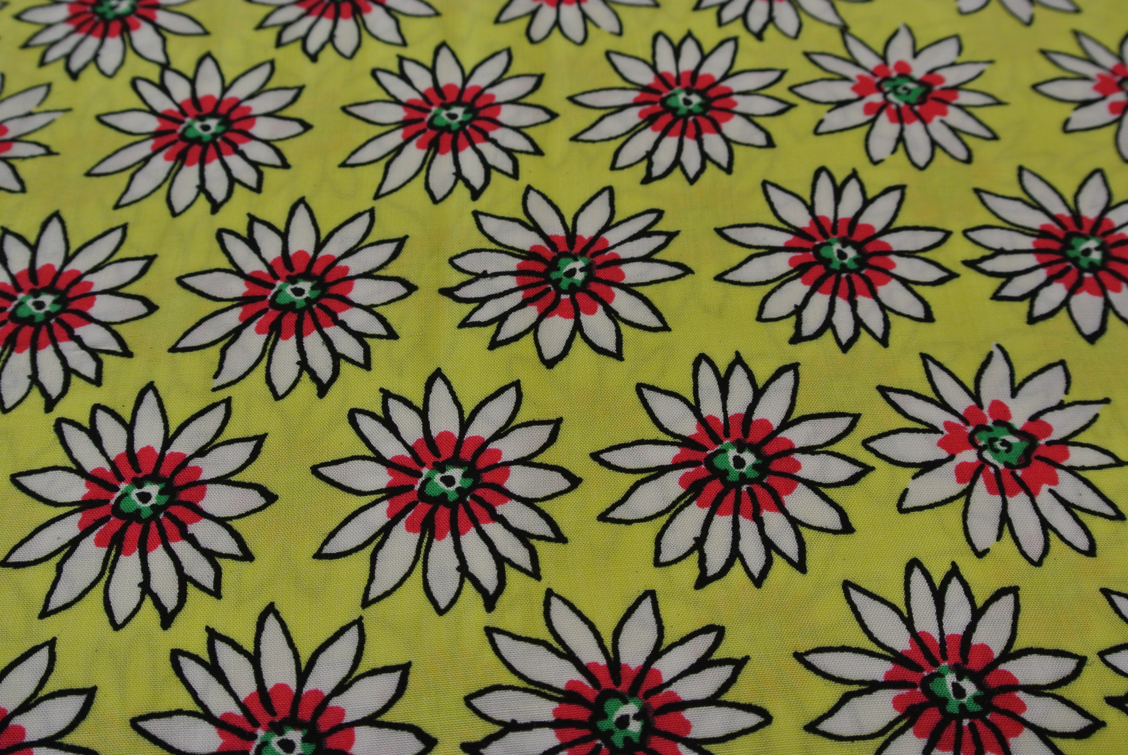 ljusgul botten med blommor i cerice