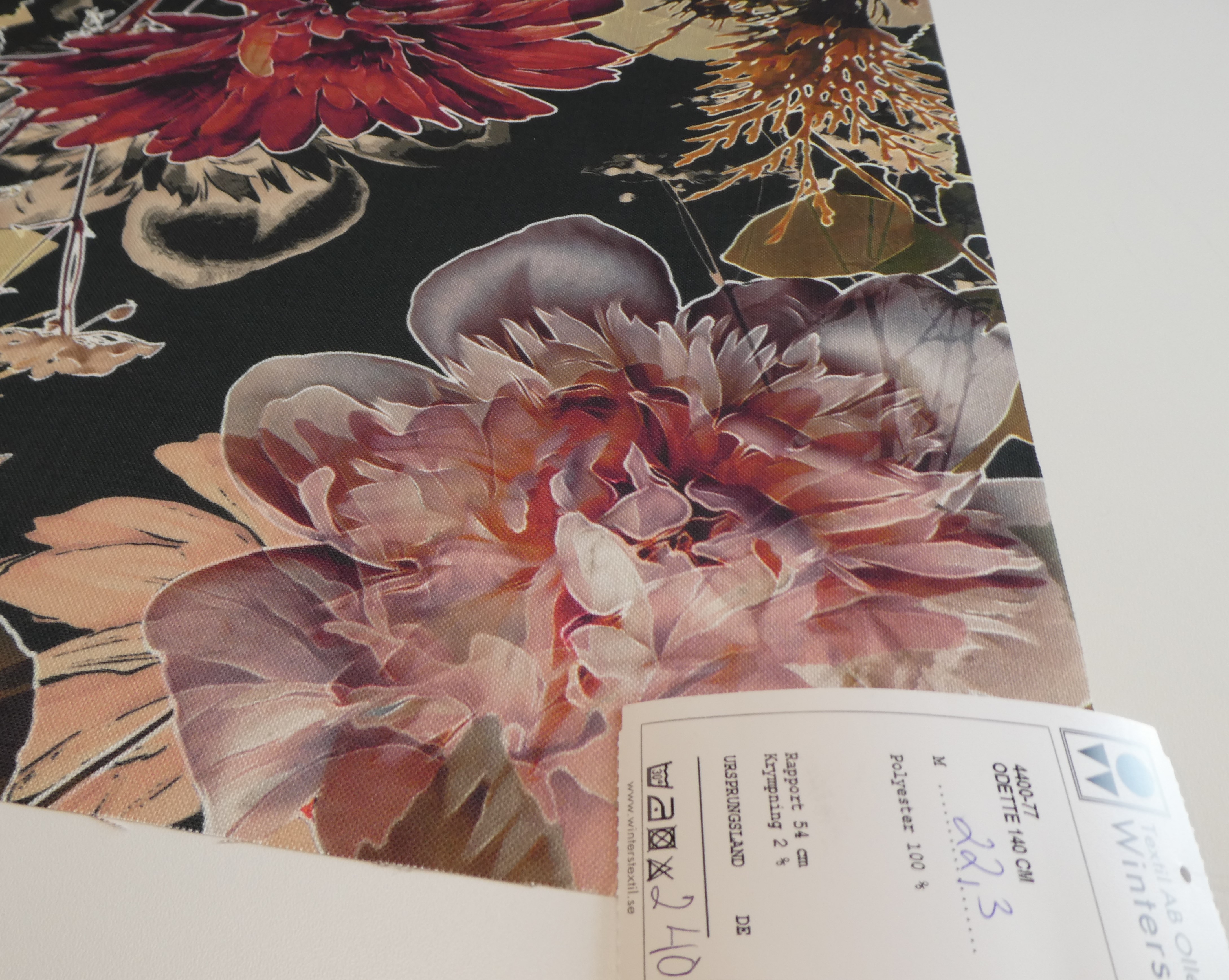 Odetta .svart botten med digitala blommor i rosa och vinröda toner - 2
