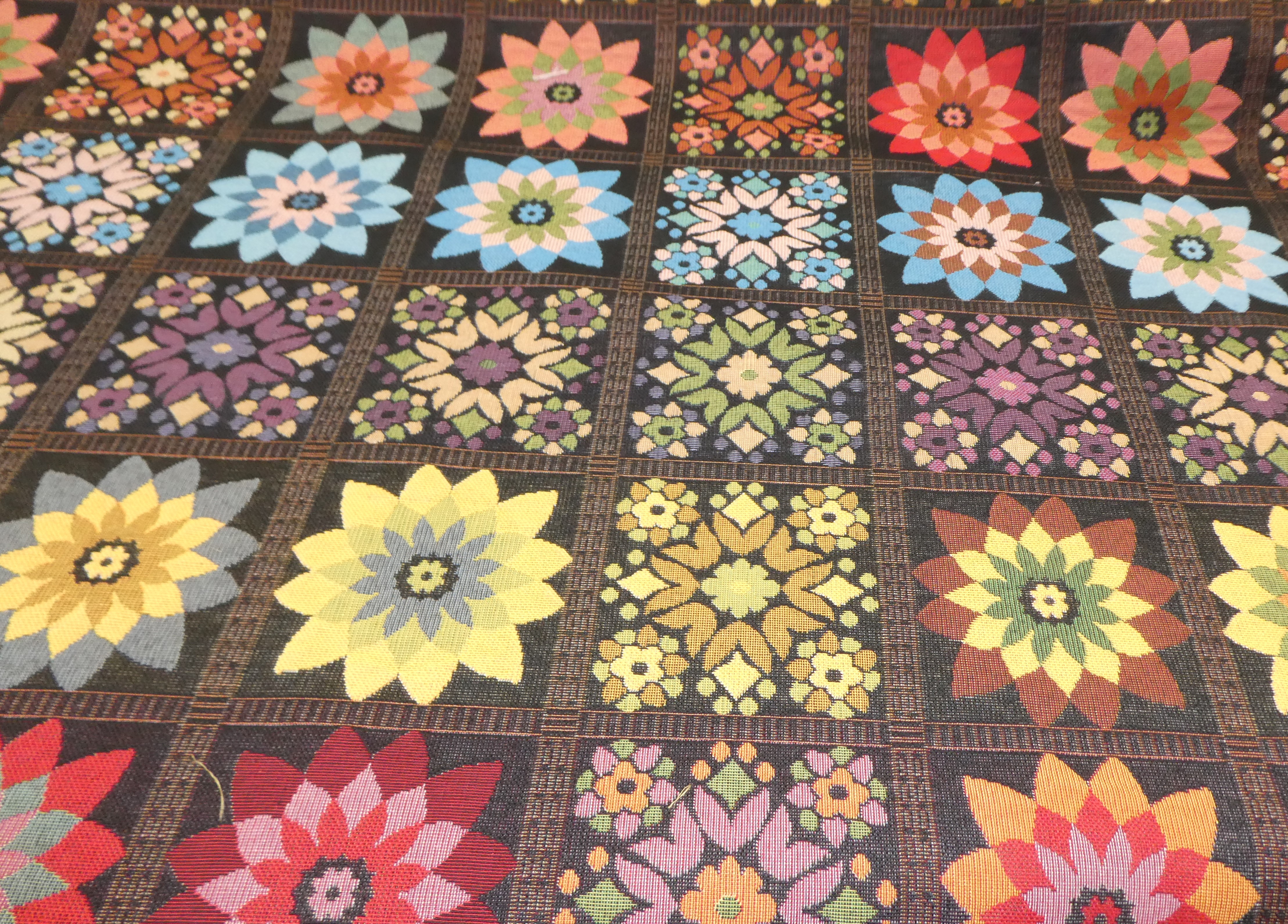 Grandma brun botten med blommor i rutor