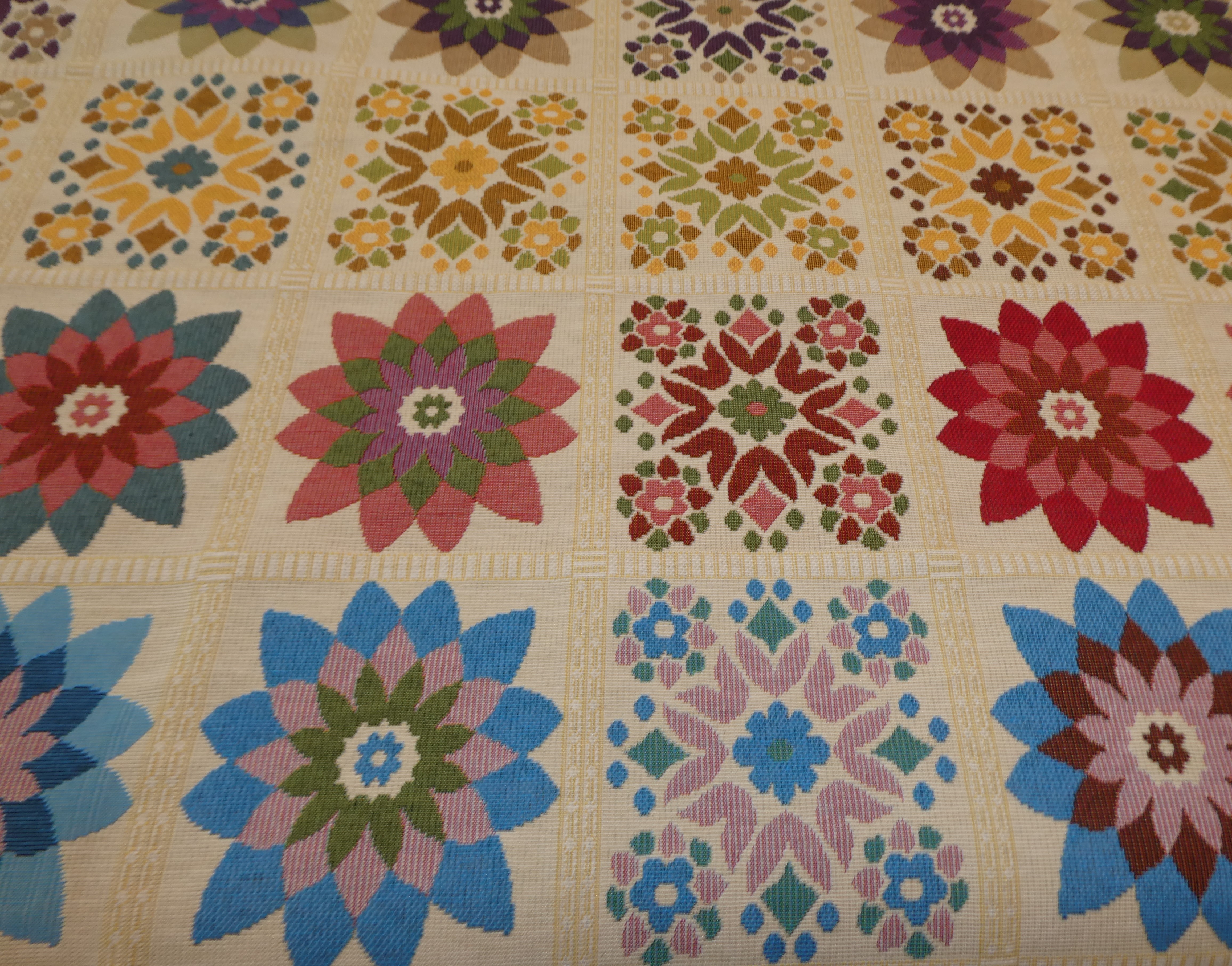 Grandma ljus botter mrd blommor i rutor