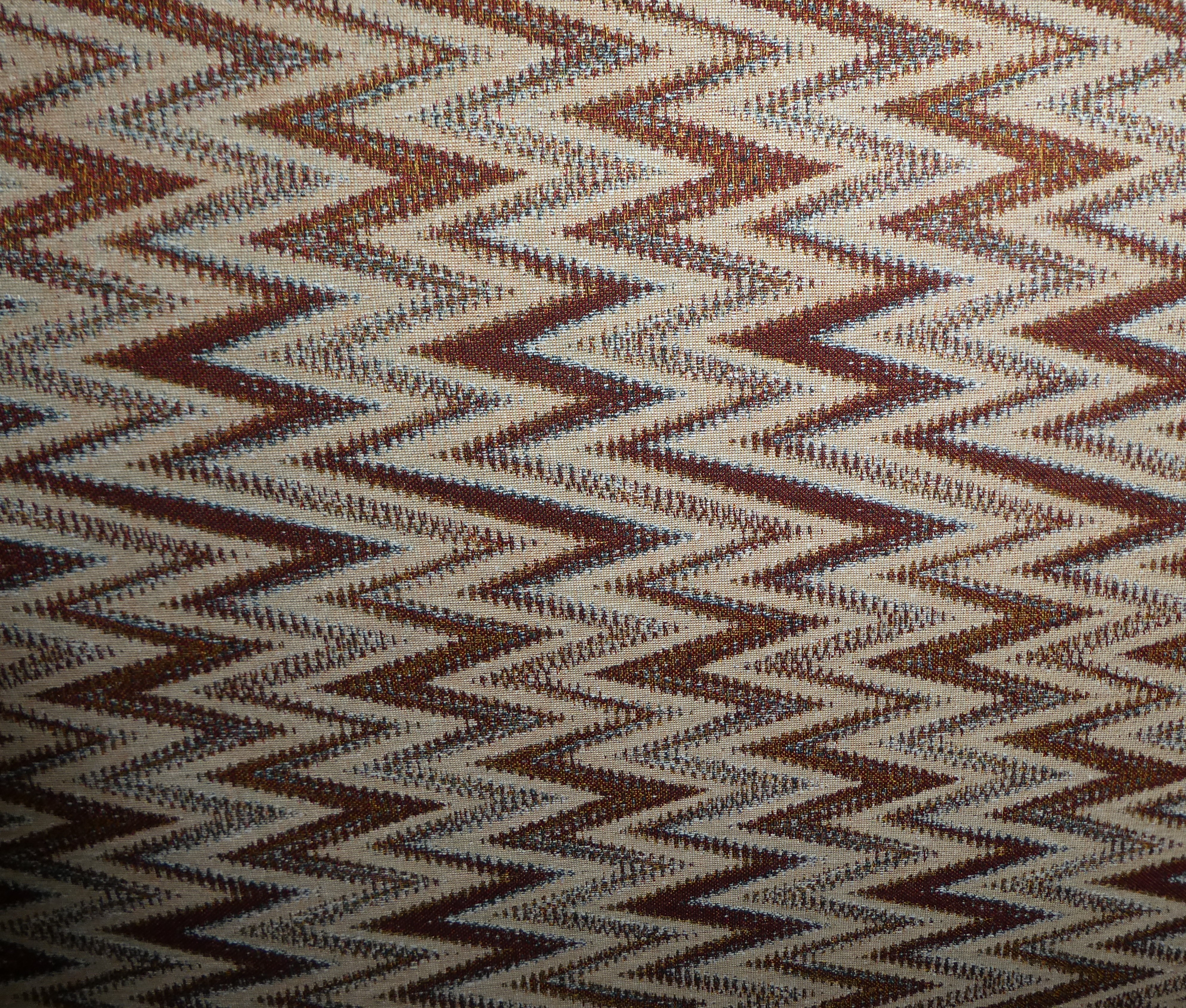 ZigZag mönstrad gobeläng i  bruna vinröda toner