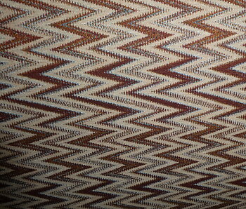 ZigZag mönstrad gobeläng i  bruna vinröda toner