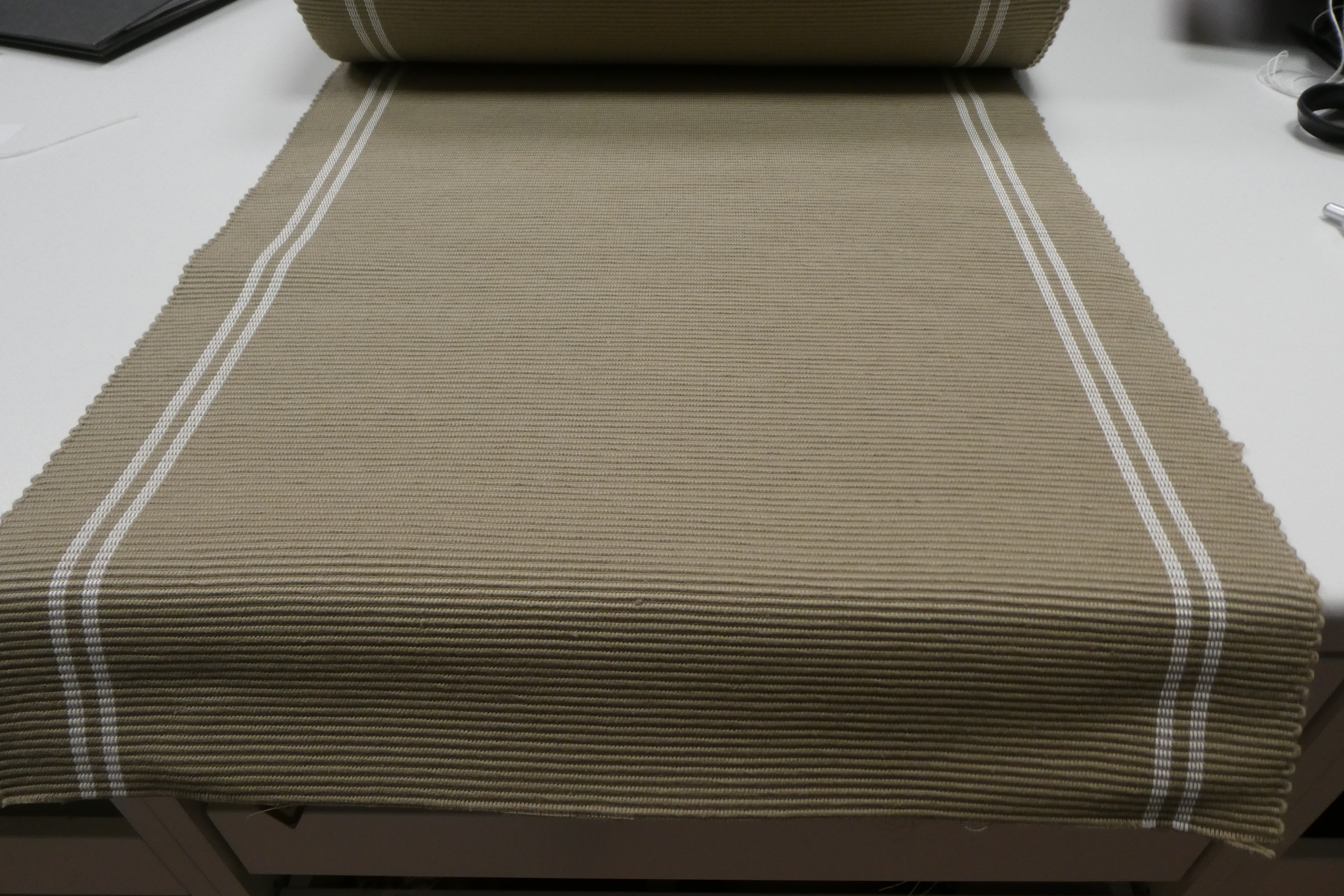 beige ripslöpare med vita ränder