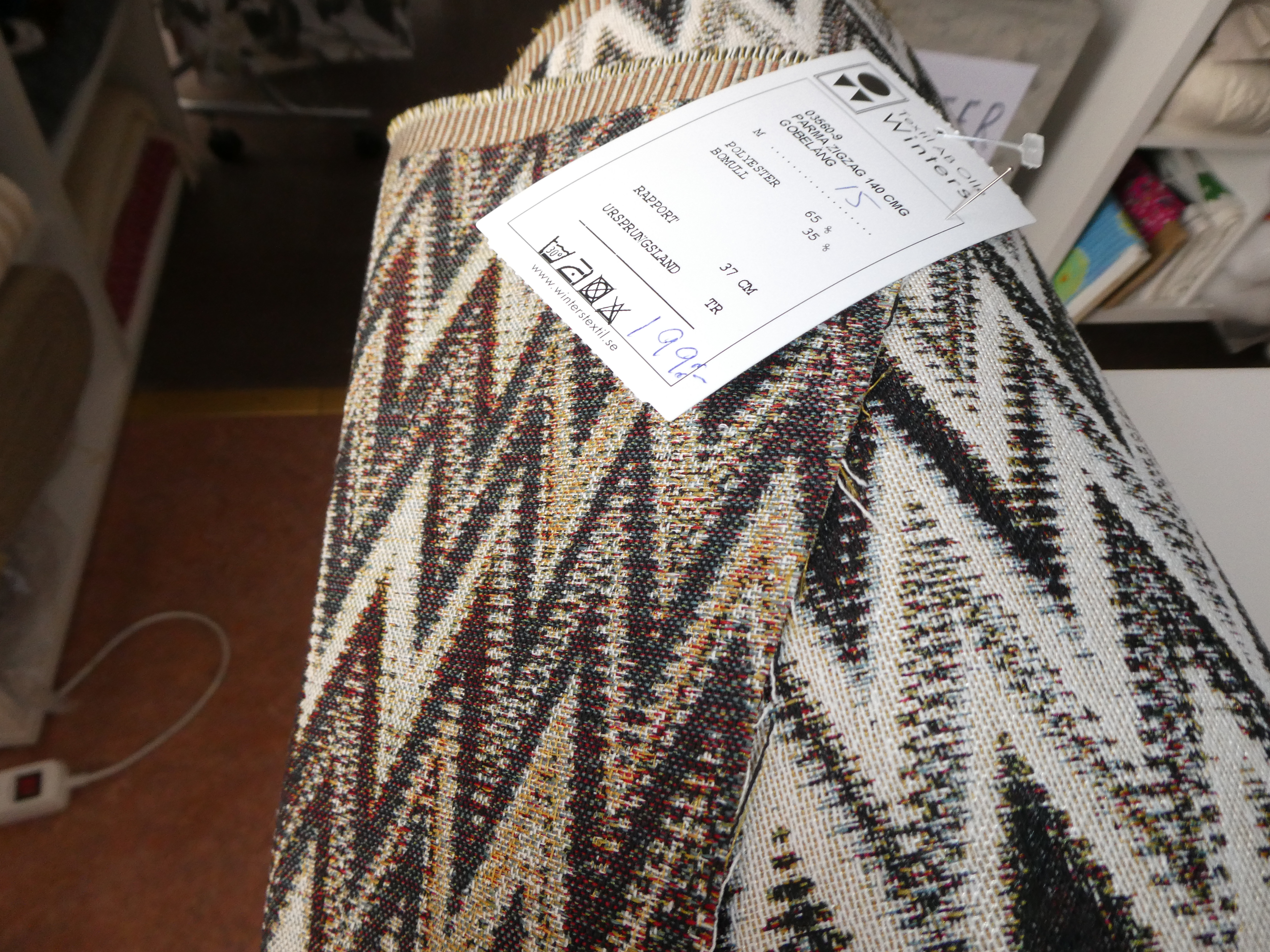 ZigZag mönstrad gobeläng i  olika grå  toner - 2