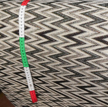 ZigZag mönstrad gobeläng i  olika grå  toner