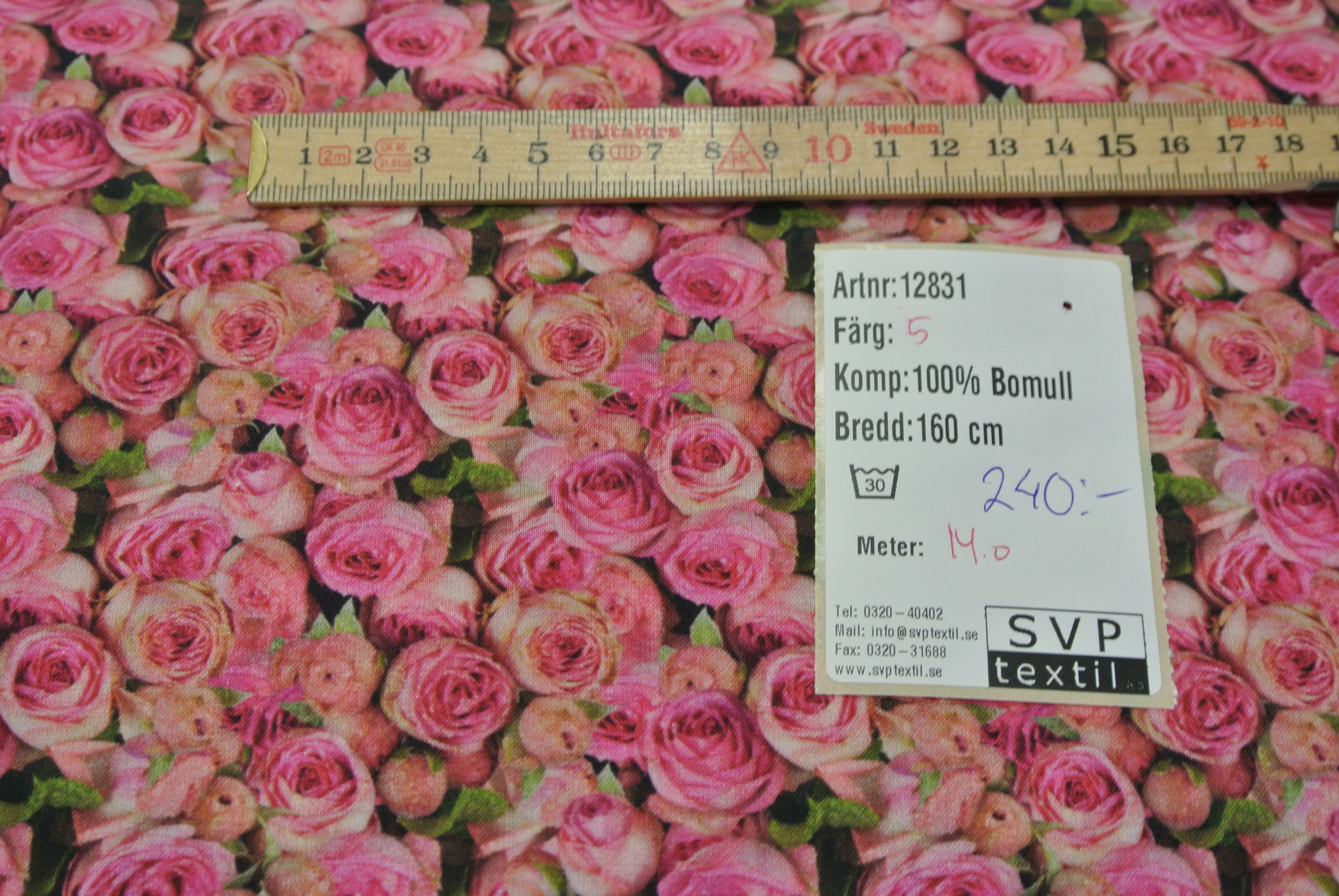 mörk botten med rosor i rött och rosa - 2