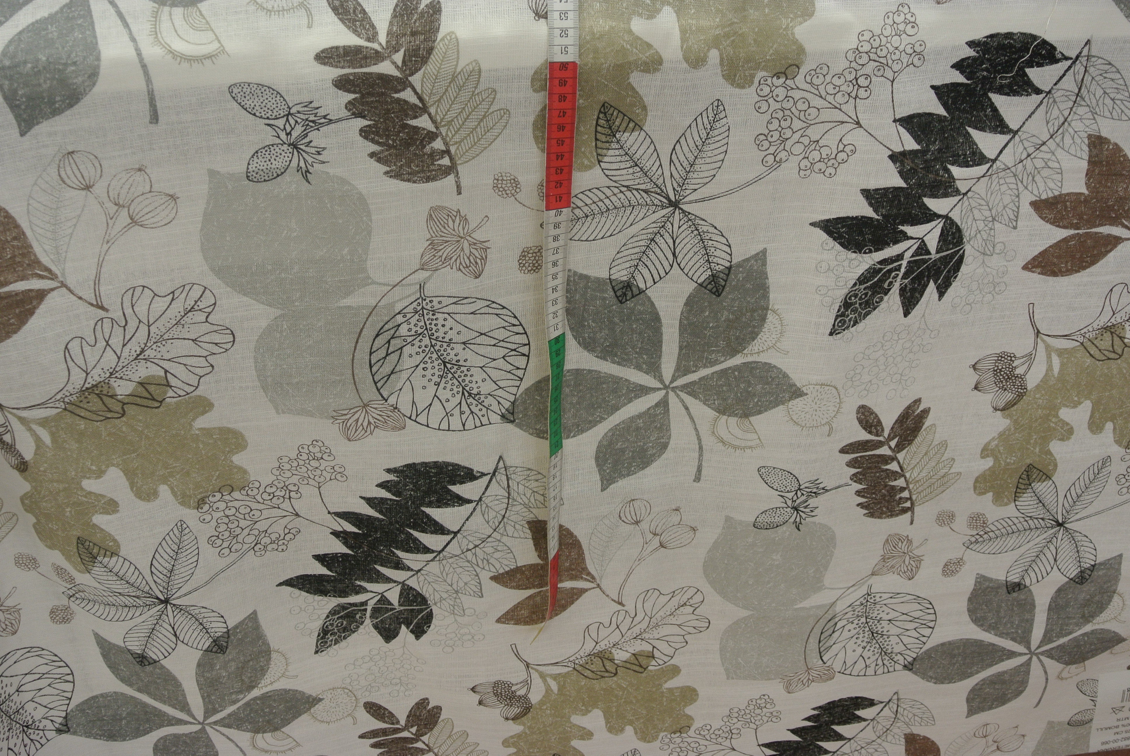 Ljus botten med gråa ,beiga och svarta löv - 2
