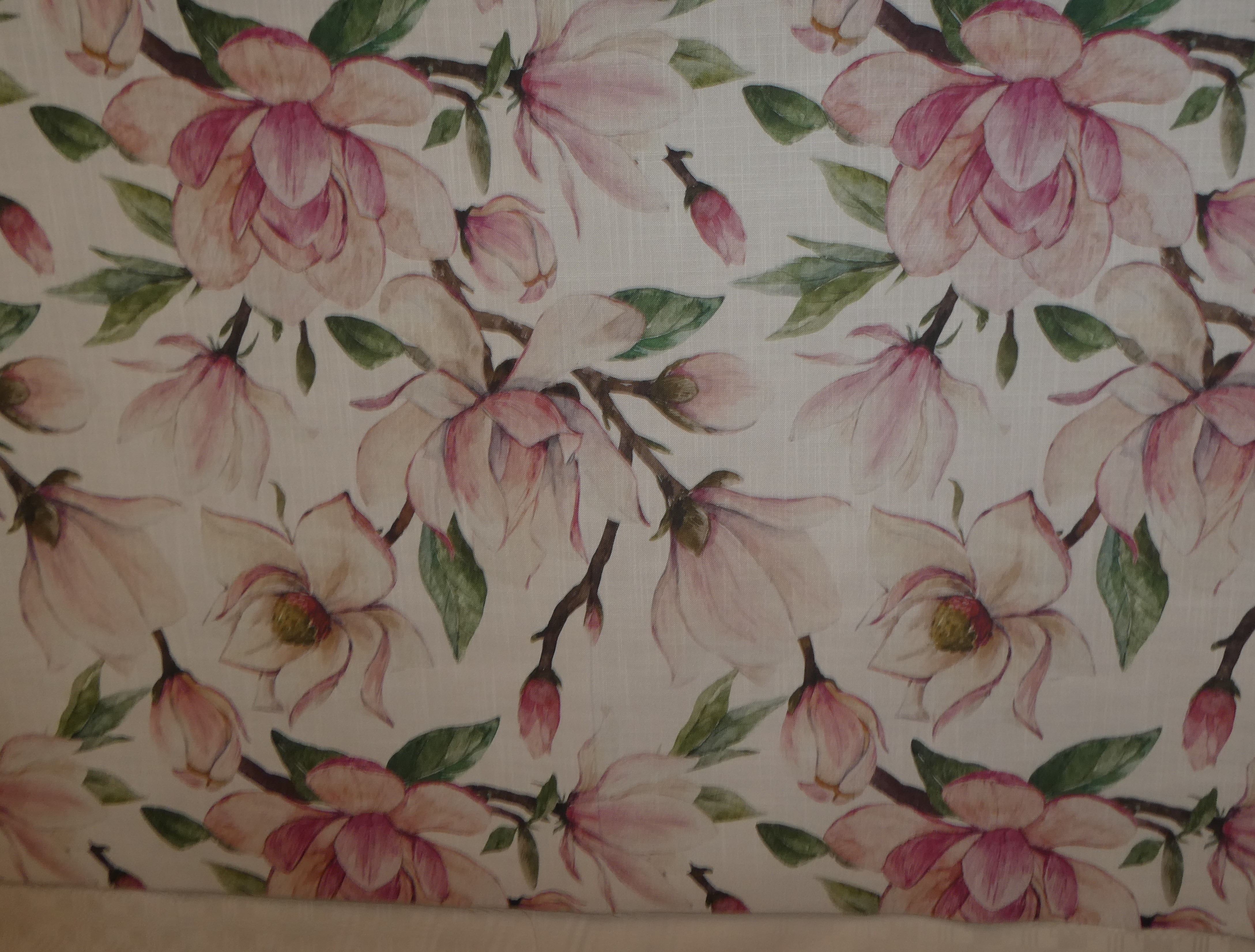 ljus botten magnolia i rosa toner