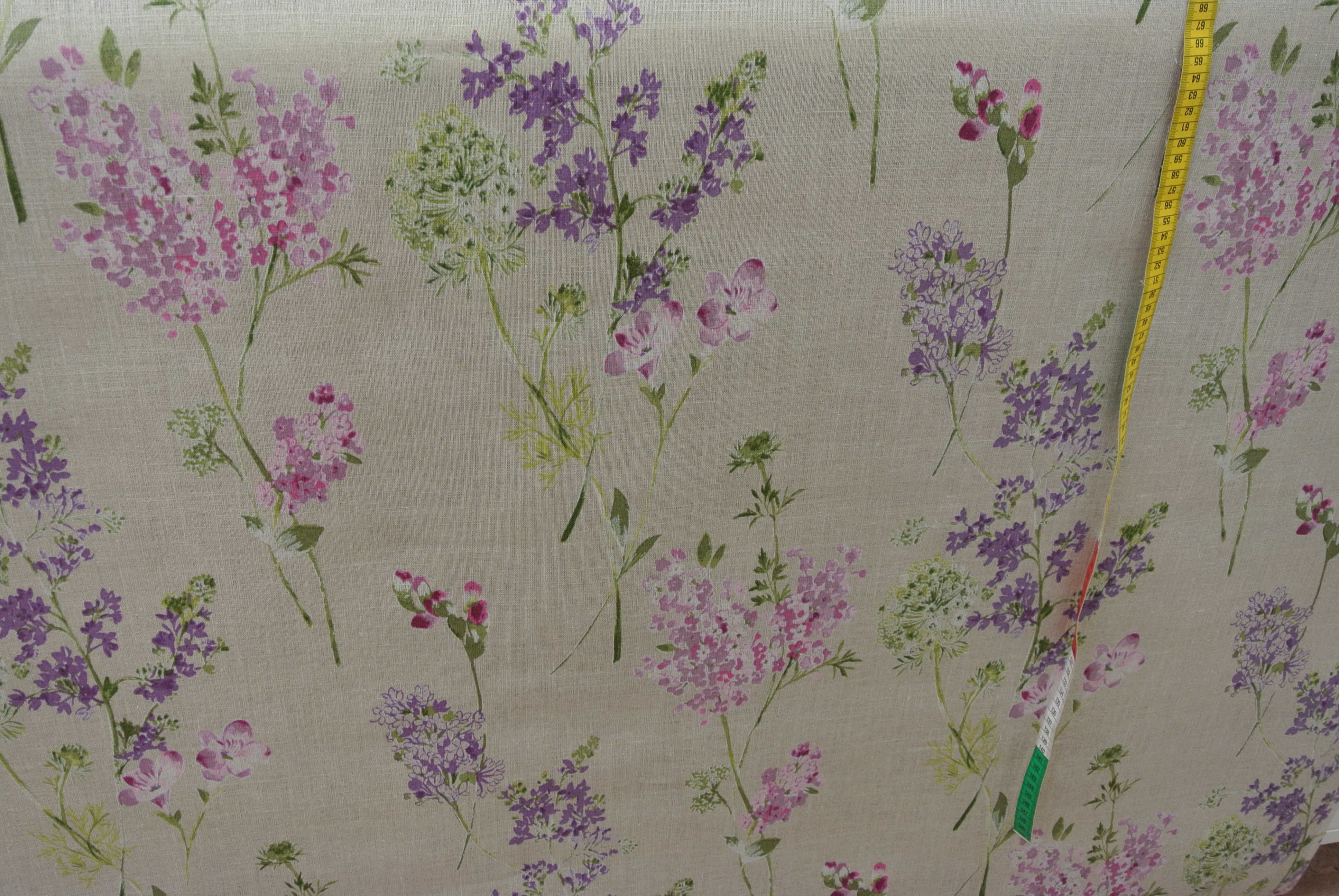 naturfärgad botten med blommor i lilatoner