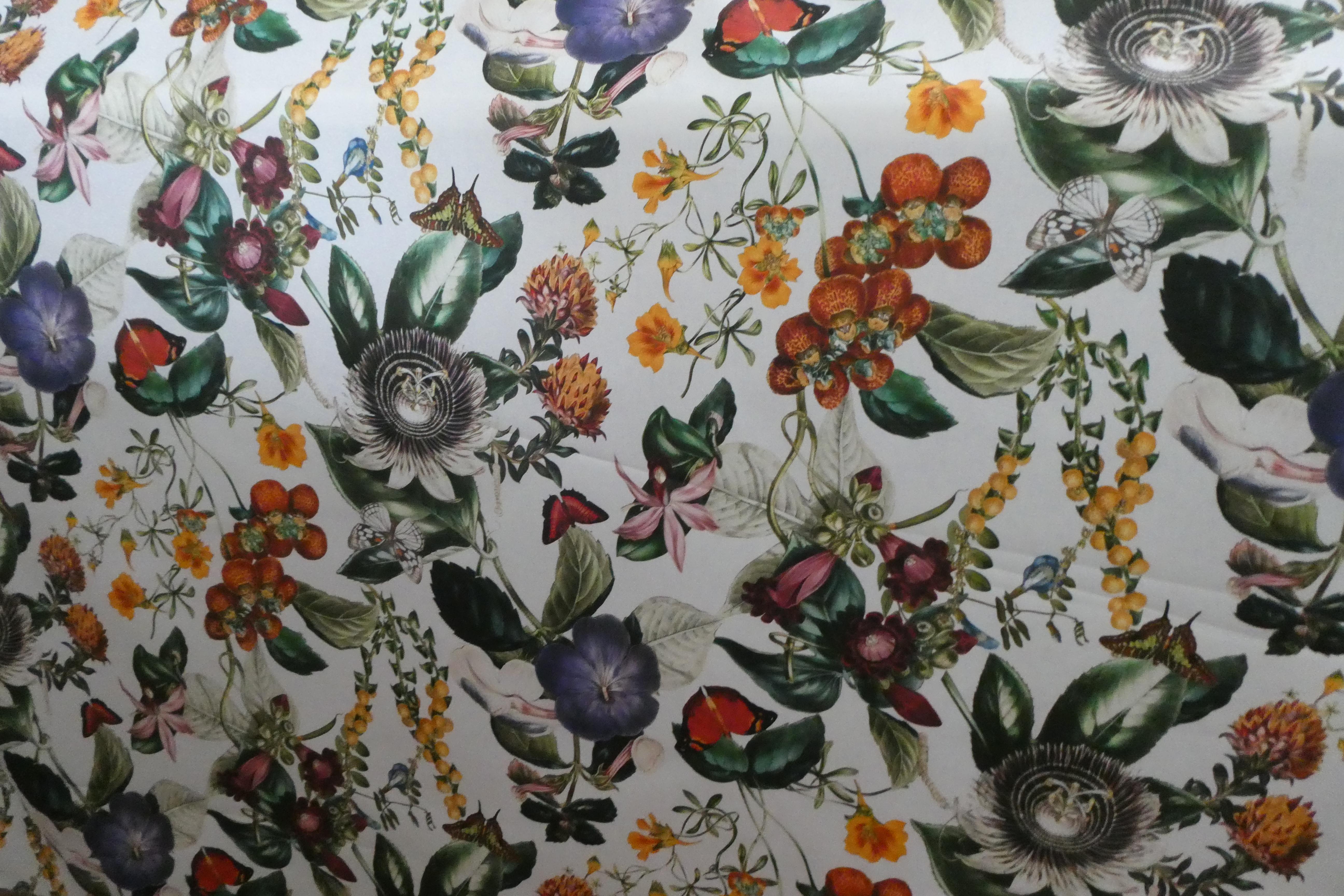 Gipsy garden ljus botten med blommor och fjärilar