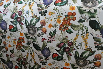 Gipsy garden ljus botten med blommor och fjärilar