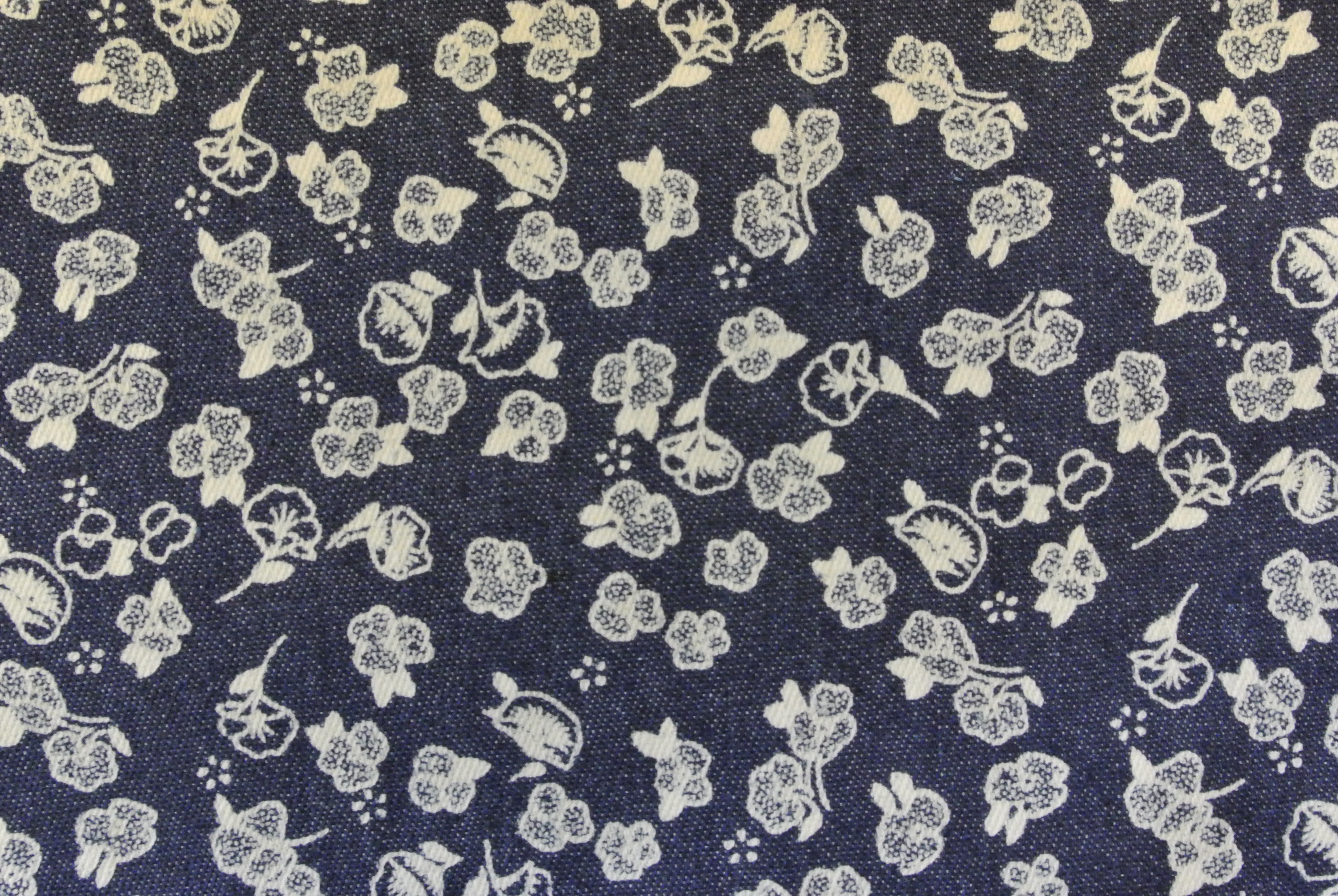 blå  botten med vita små blommor