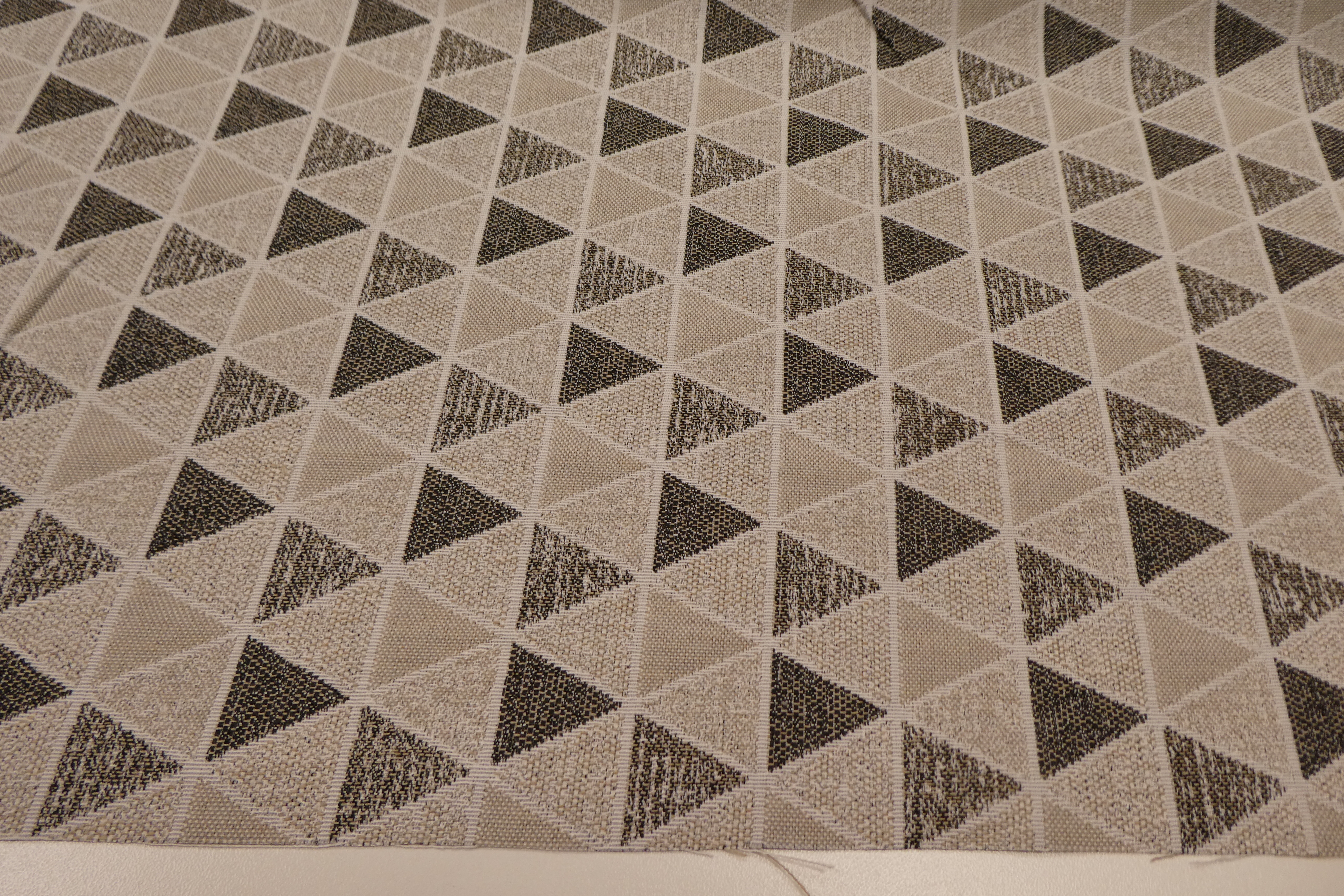 ljusbeig bottenmed trianglar i  olika beige,grå och bruna nyanser 
