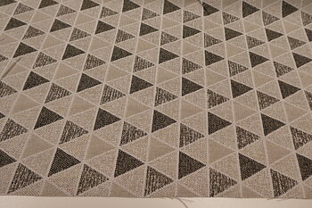 ljusbeig bottenmed trianglar i  olika beige,grå och bruna nyanser 