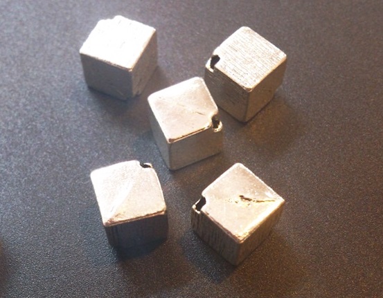 Kub med diagonalt hål 10st - 2