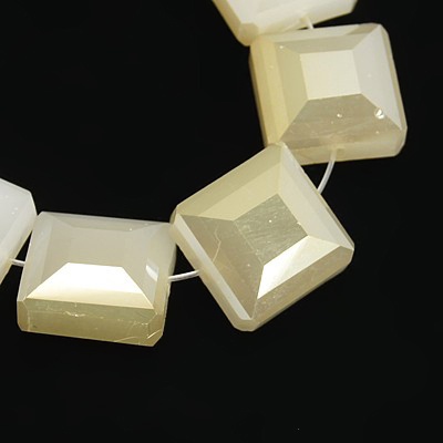 Glaspärlor fyrkant creme 13 mm 5 st
