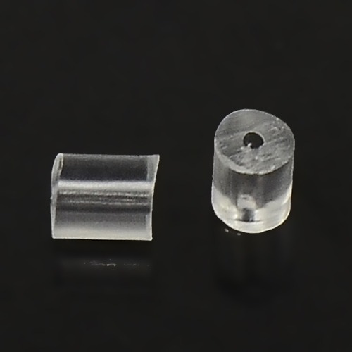 Tubformade bakstycken i transparent silikon 3x3 mm, små örhängesdelar med hål på ca 0,7 mm, visade i närbild på svart bakgrund.