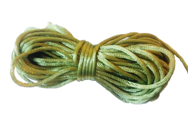 Satinsnöre 2mm rattail ljus oliv
