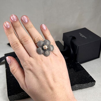 Yvone Christa Anemon Pearl ring 