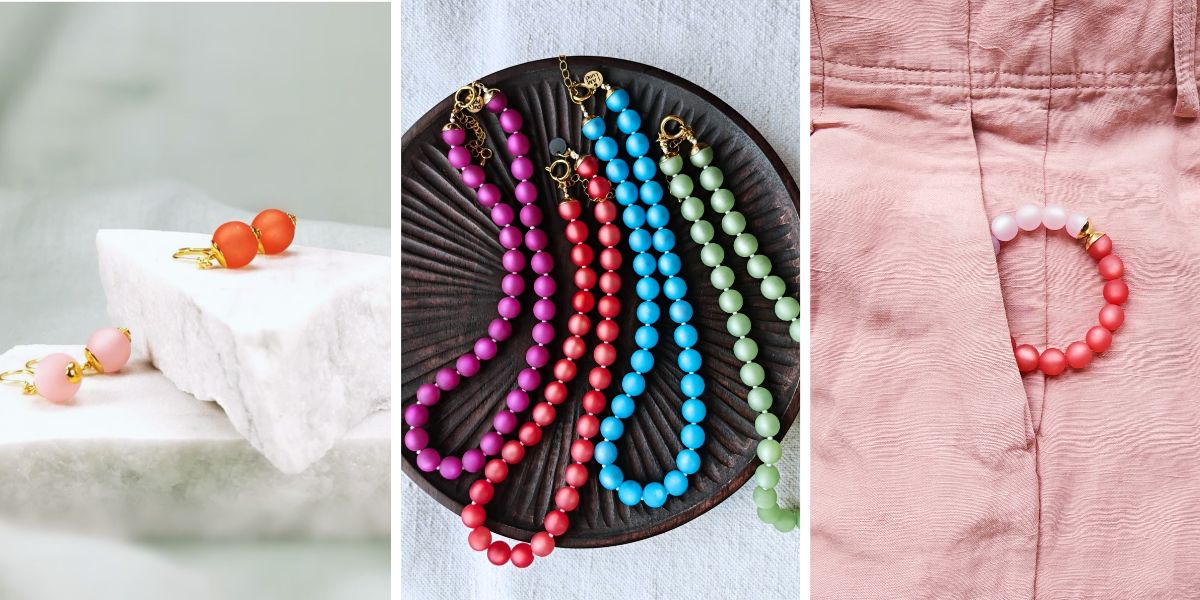 Färgstark banner med smycken från IAMLUND, där orange och rosa örhängen, färgstarka pärlhalsband och ett rött och rosa armband visas i tre bildfält mot ljusa och rosa bakgrunder.