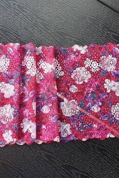 Hallonröd stretch spets med färgglada blommor - 20 cm