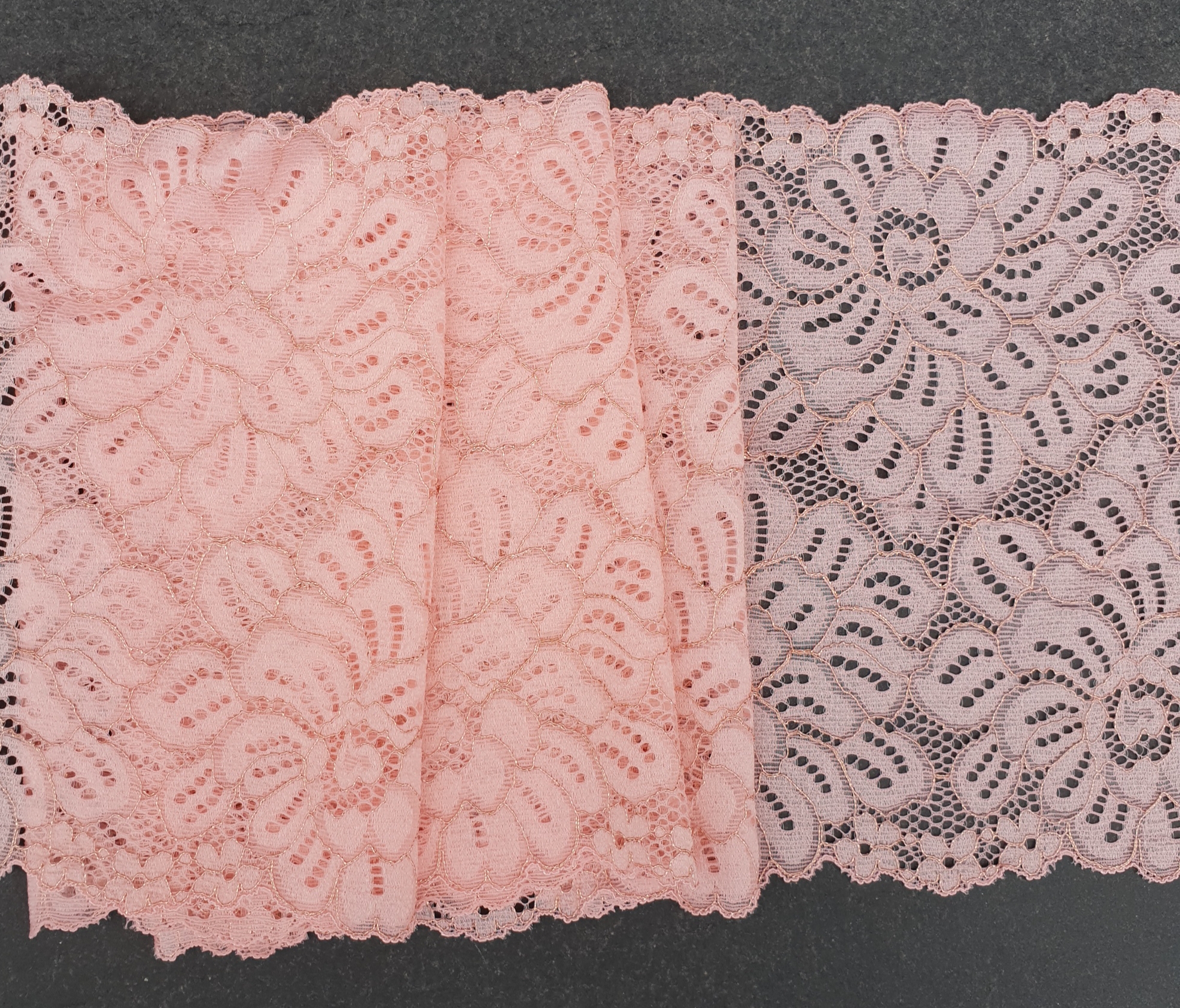 Stretch spets i Rosa med rose guld färgade linjer