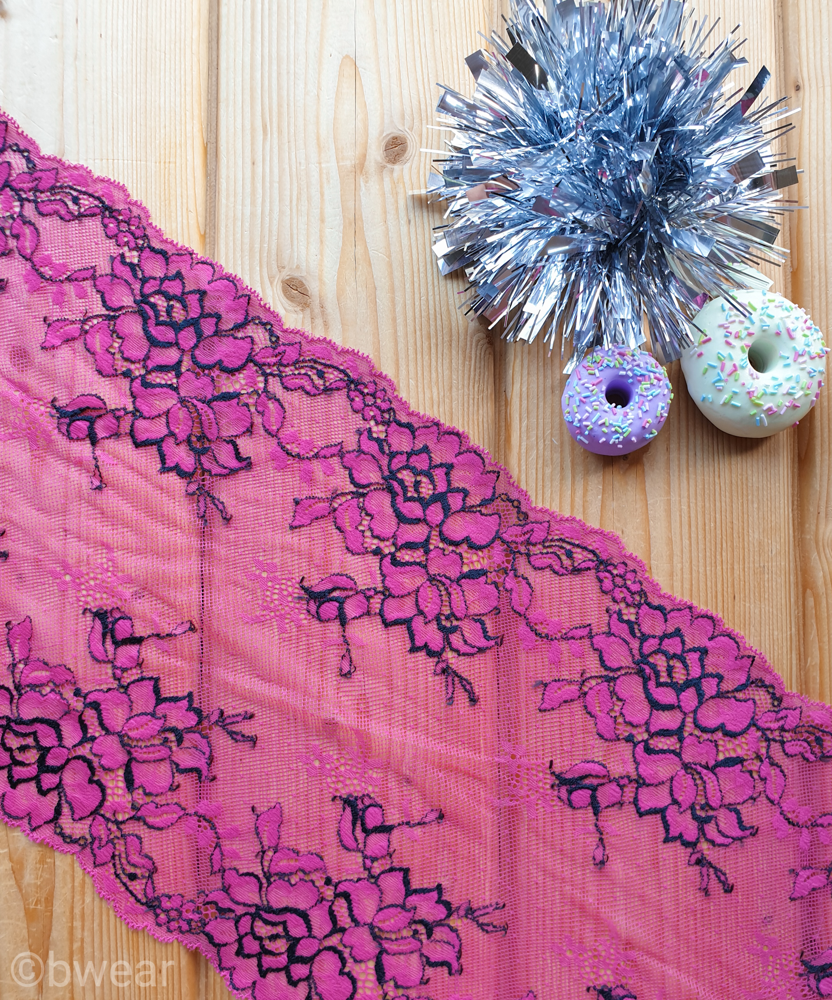 Stretch lace 22 cm - Fuchsia with black flowerdetails