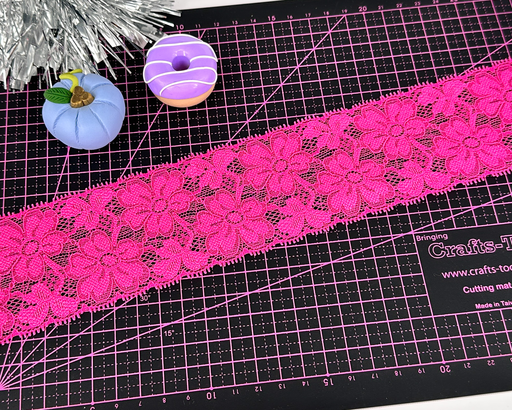 Härlig mjuk spets med blommor i  Fuchsia 60 mm  - 2