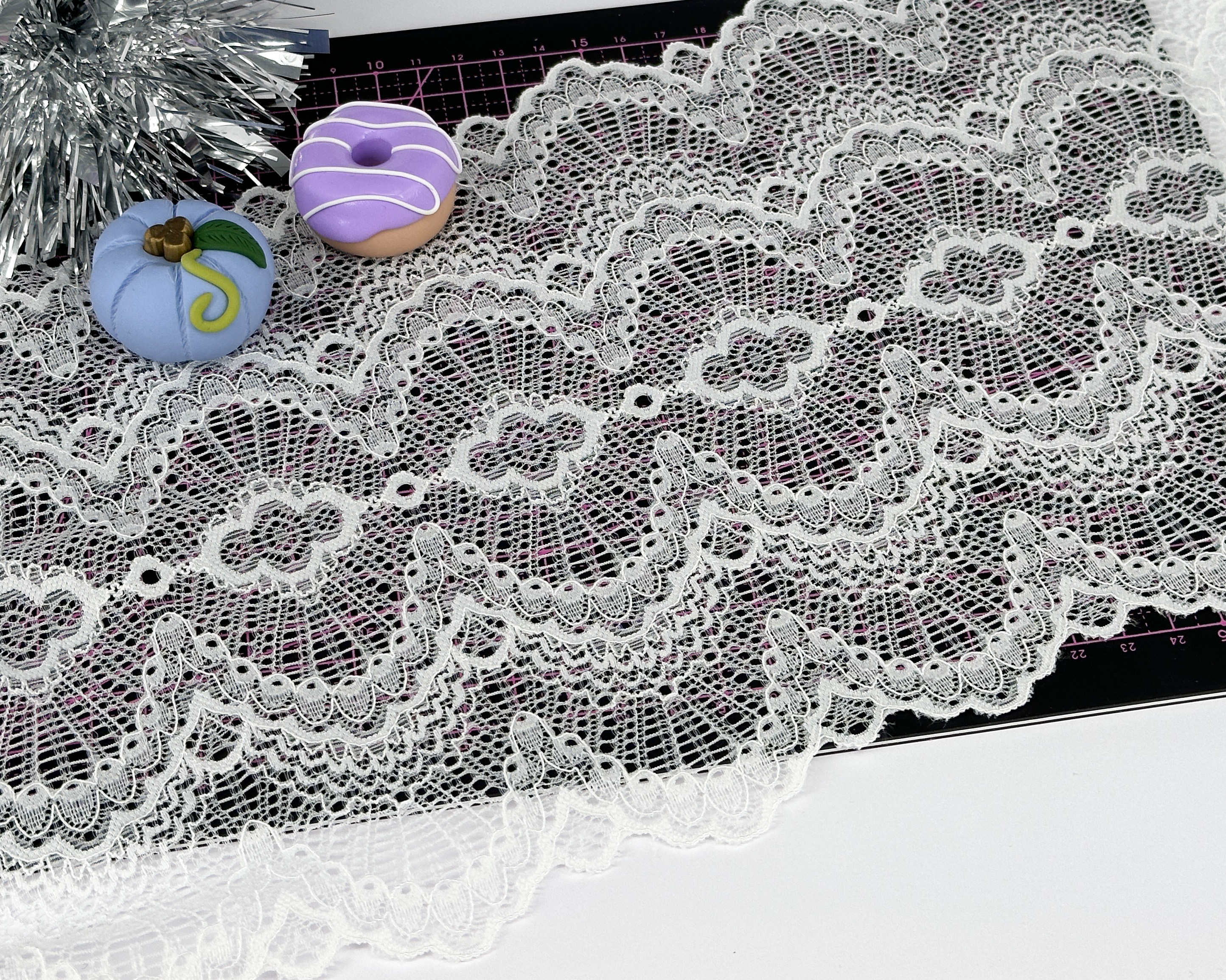Offwhite stretch lace with waves 