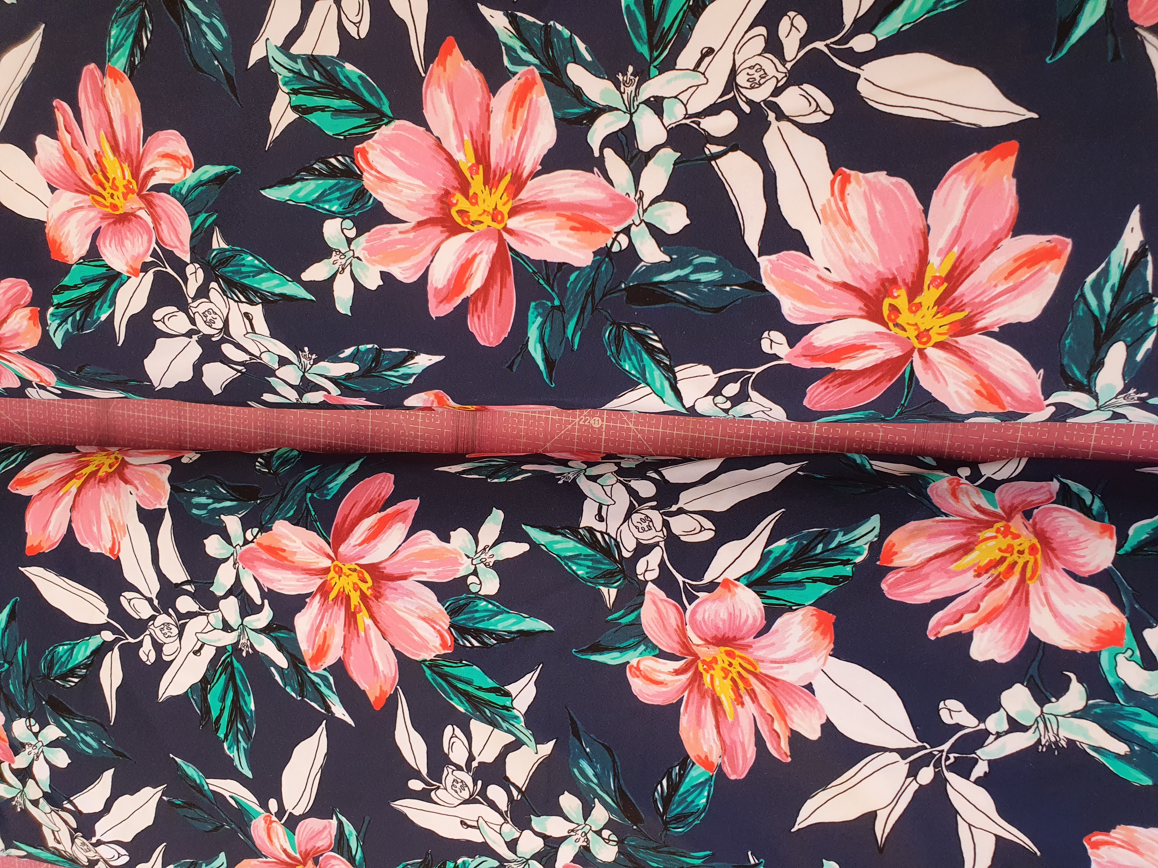 Mörkblått med vita  blommor  - stumt badklädes tyg