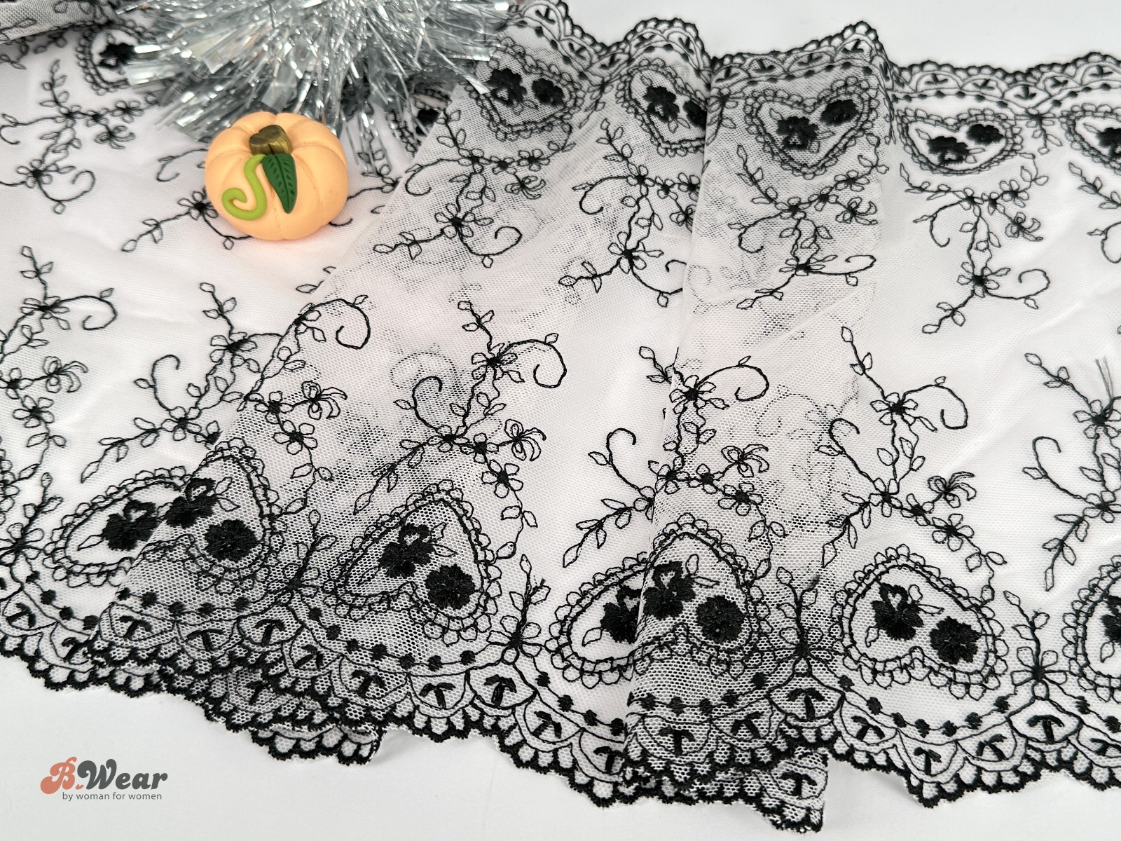 Non stretch lace in pale pink with black embroidered hearts - 25 cm