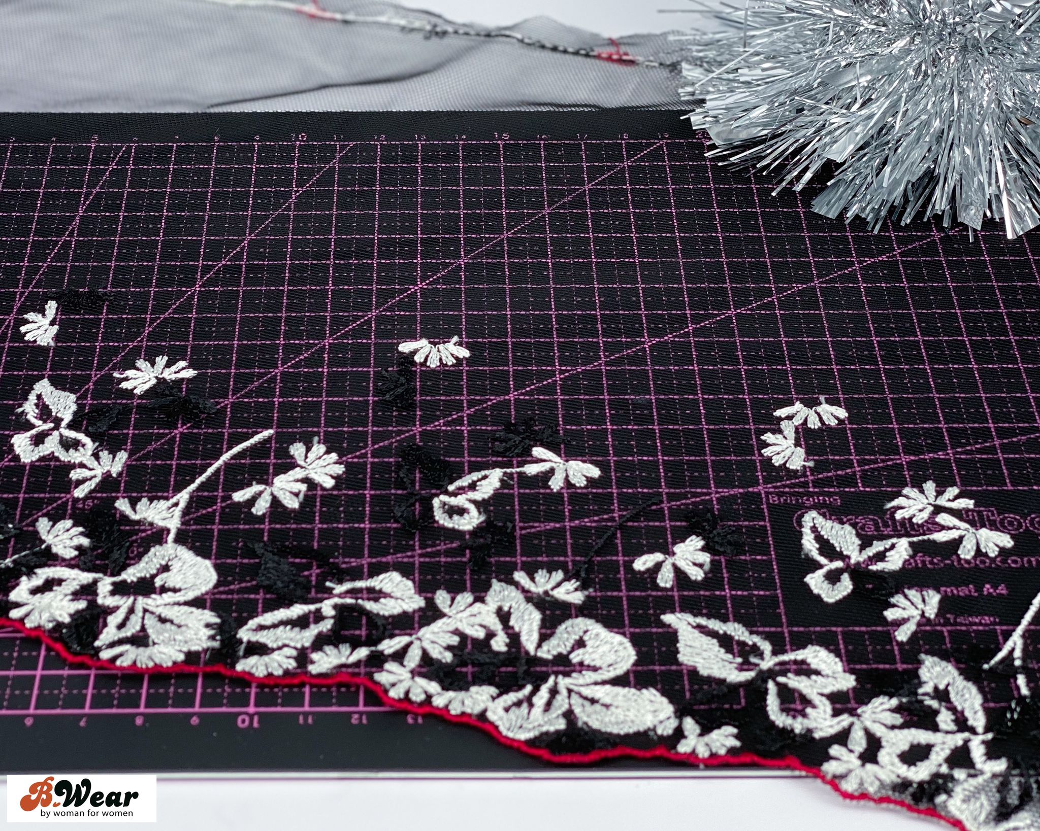 Black Tulle lace with white flower and red edge - 21 cm
